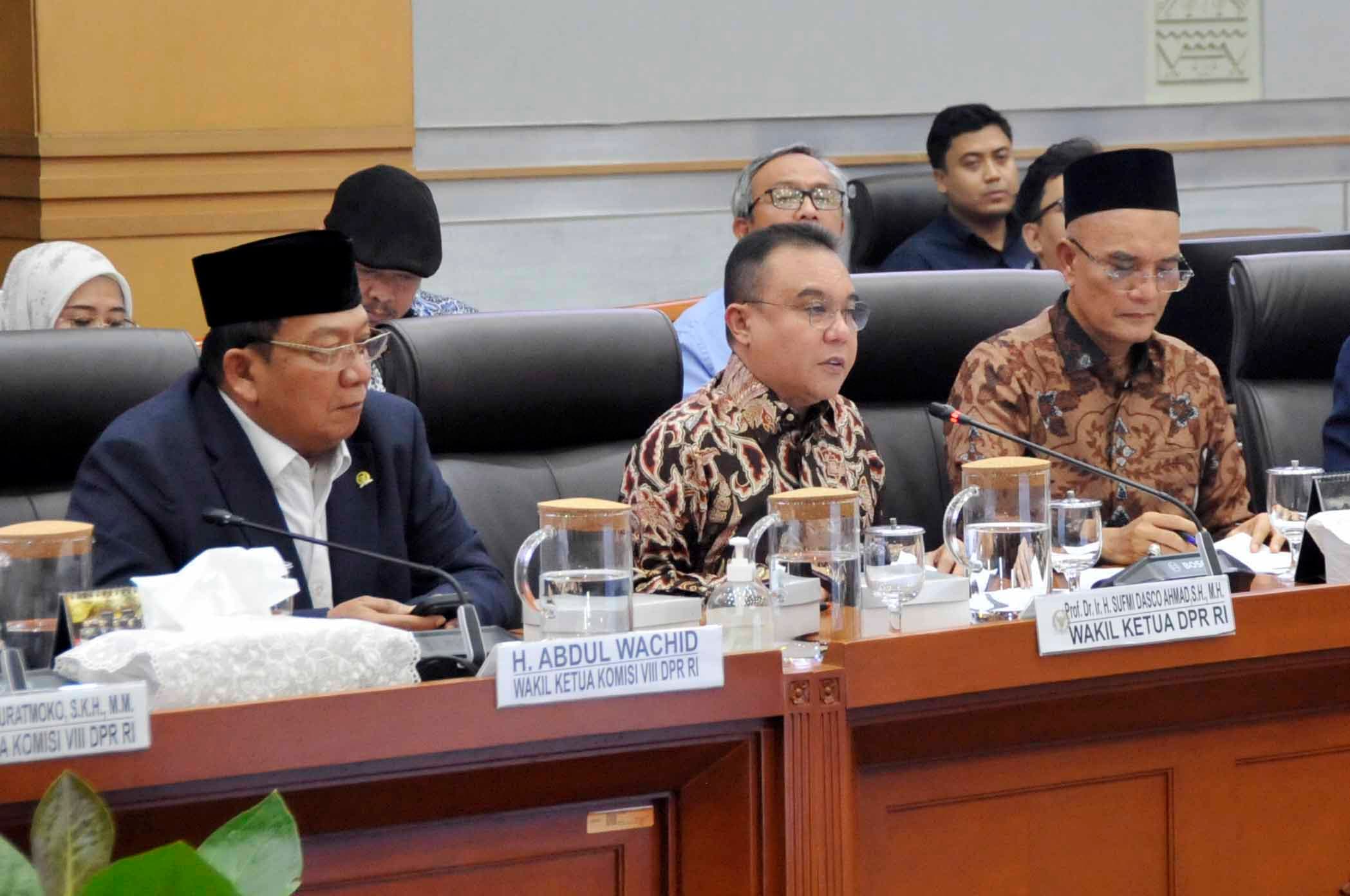 Kesepakatan biaya Haji oleh Menteri Haji dan Umrah Mochamad Irfan Yusuf bersama Wakil Ketua DPR Sufmi Dasco Ahmad  dan komisi VIII salam rapat penetapan Biaya Penyelenggaraan Ibadah Haji (BPIH) 1448 Hijriah/2027 Masehi di Kompleks Parlemen, Senayan, Jakarta, Rabu (7/10/2026). AKURAT.CO/Sopian