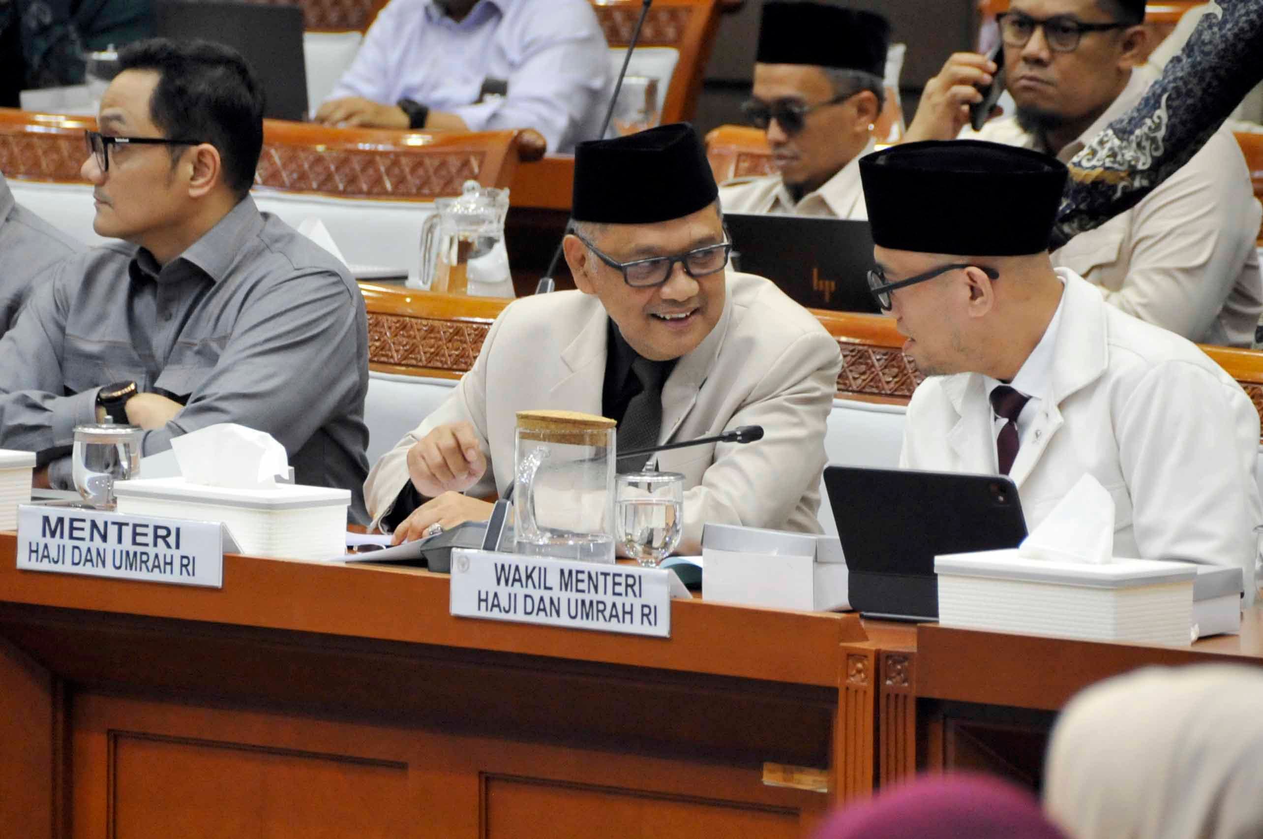 Kesepakatan biaya Haji oleh Menteri Haji dan Umrah Mochamad Irfan Yusuf bersama Wakil Ketua DPR Sufmi Dasco Ahmad  dan komisi VIII salam rapat penetapan Biaya Penyelenggaraan Ibadah Haji (BPIH) 1448 Hijriah/2027 Masehi di Kompleks Parlemen, Senayan, Jakarta, Rabu (7/10/2026). AKURAT.CO/Sopian