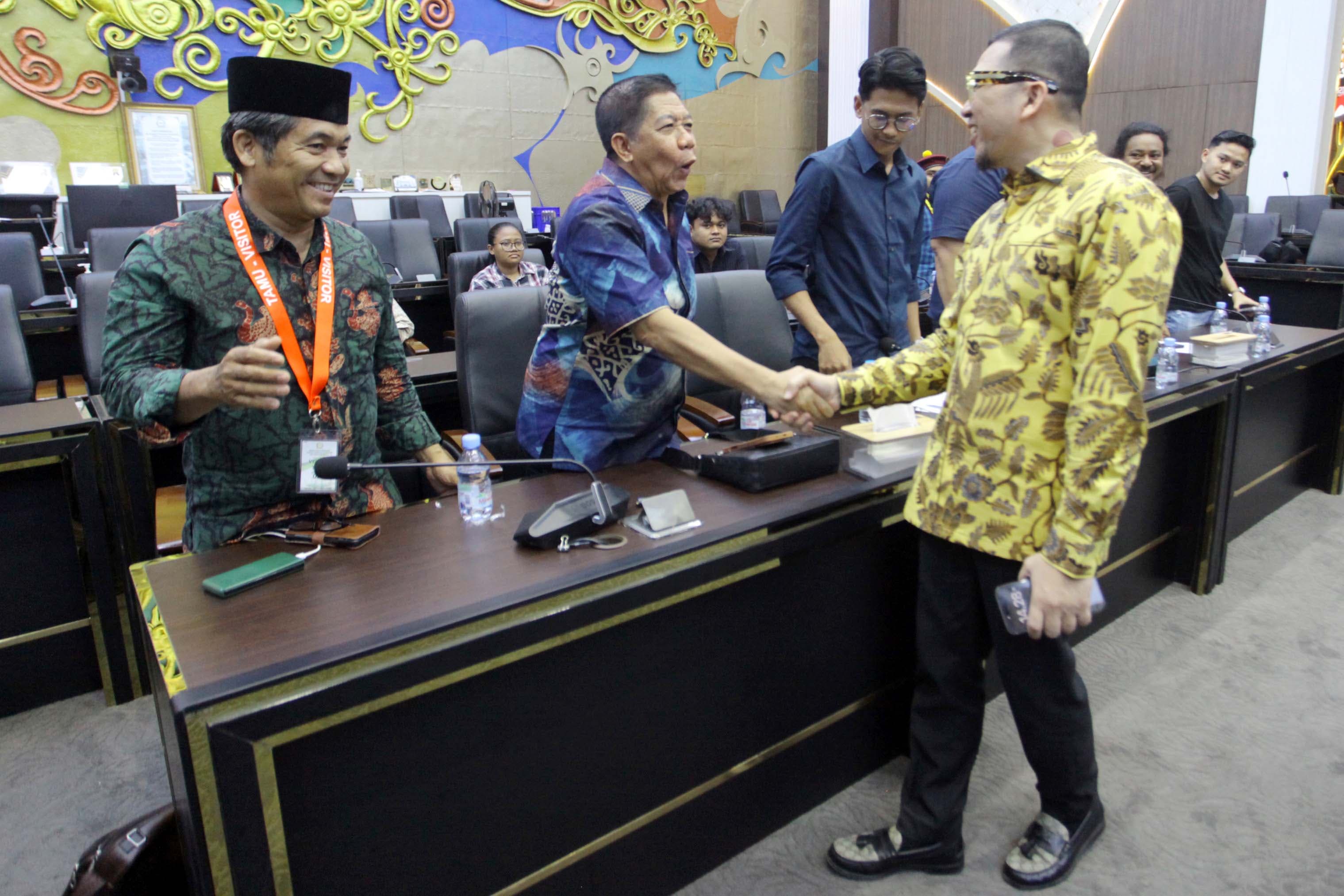 Perwakilan Fraksi Partai Golkar DPR Ahmad Doli Kurnia Tanjung melakukan audensi dengan Aliansi Kolektif Sipil (AKSI) untuk Angket Gibran di Kompleks Parlemen, Jakarta, Senin (12/10/2026). AKURAT.CO/Sopian