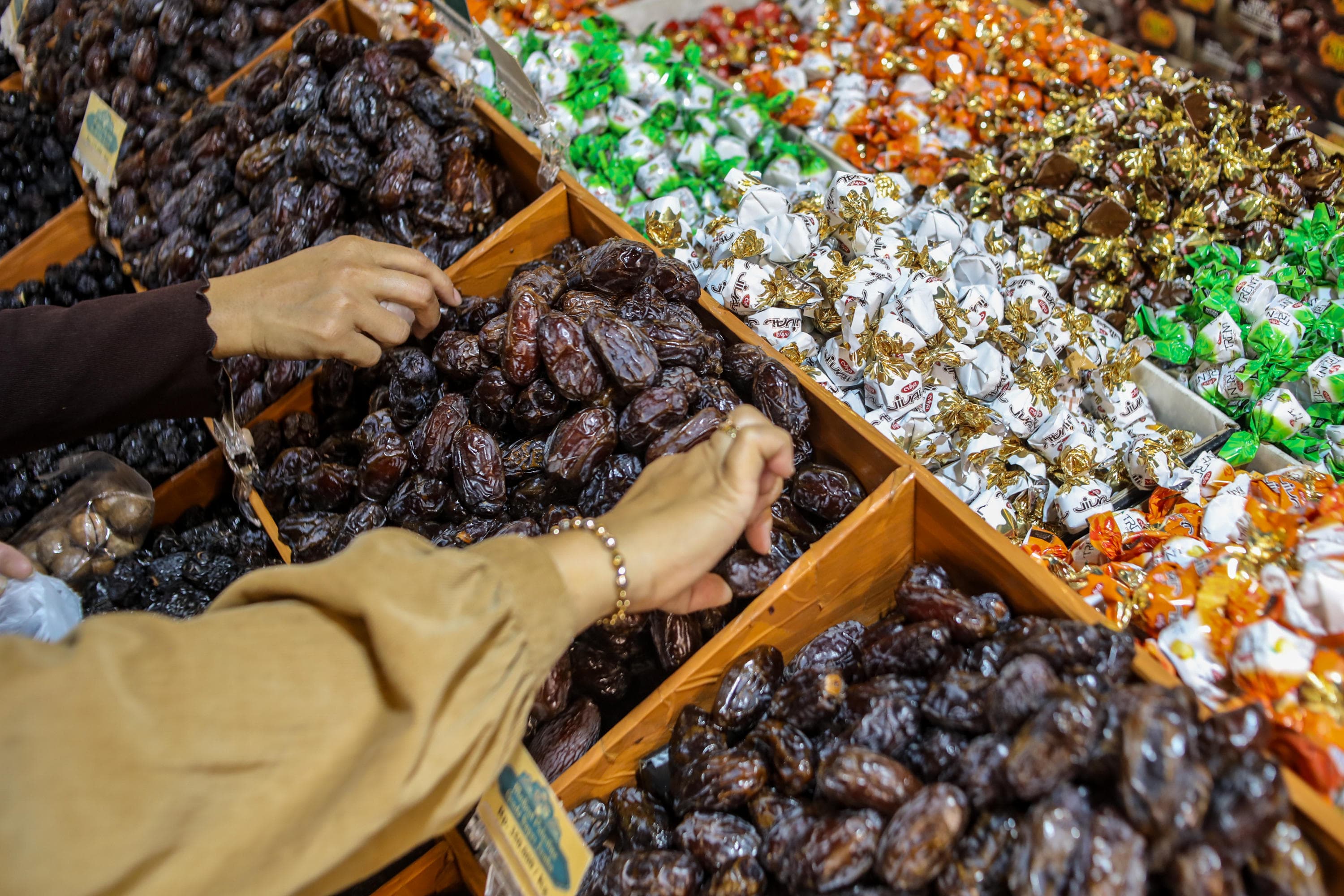 Pedagang melayani pembeli kurma di Toko Elshanum, Pasar Tanah Abang, Jakarta, Jumat (27/2/2026).  AKURAT.CO/Endra Prakoso