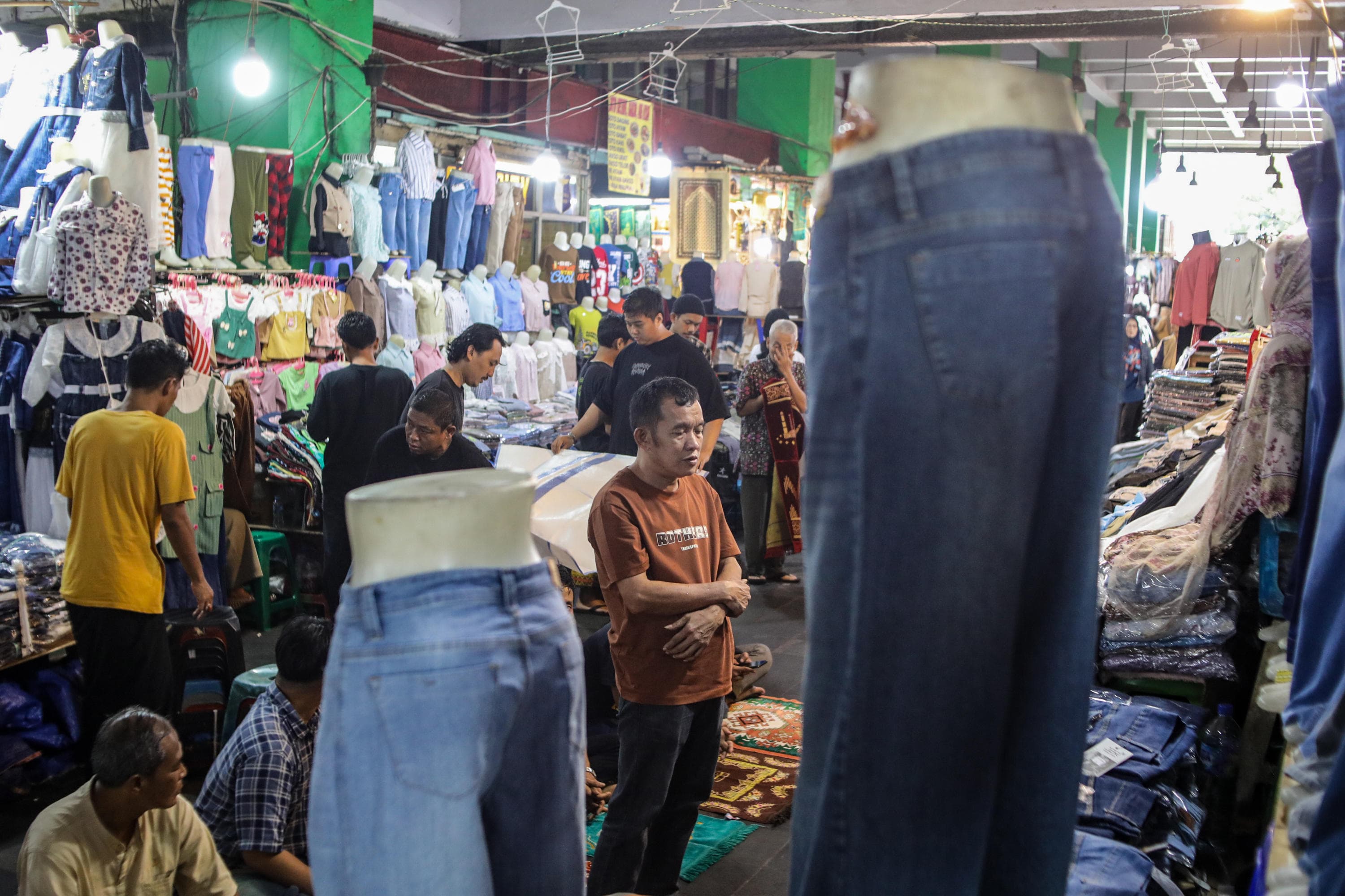 Jamaah melaksanakan solat Jumat di selasar Blok F Pasar Tanah Abang, Jakarta, Jumat (27/2/2026). AKURAT.CO/Endra Prakoso