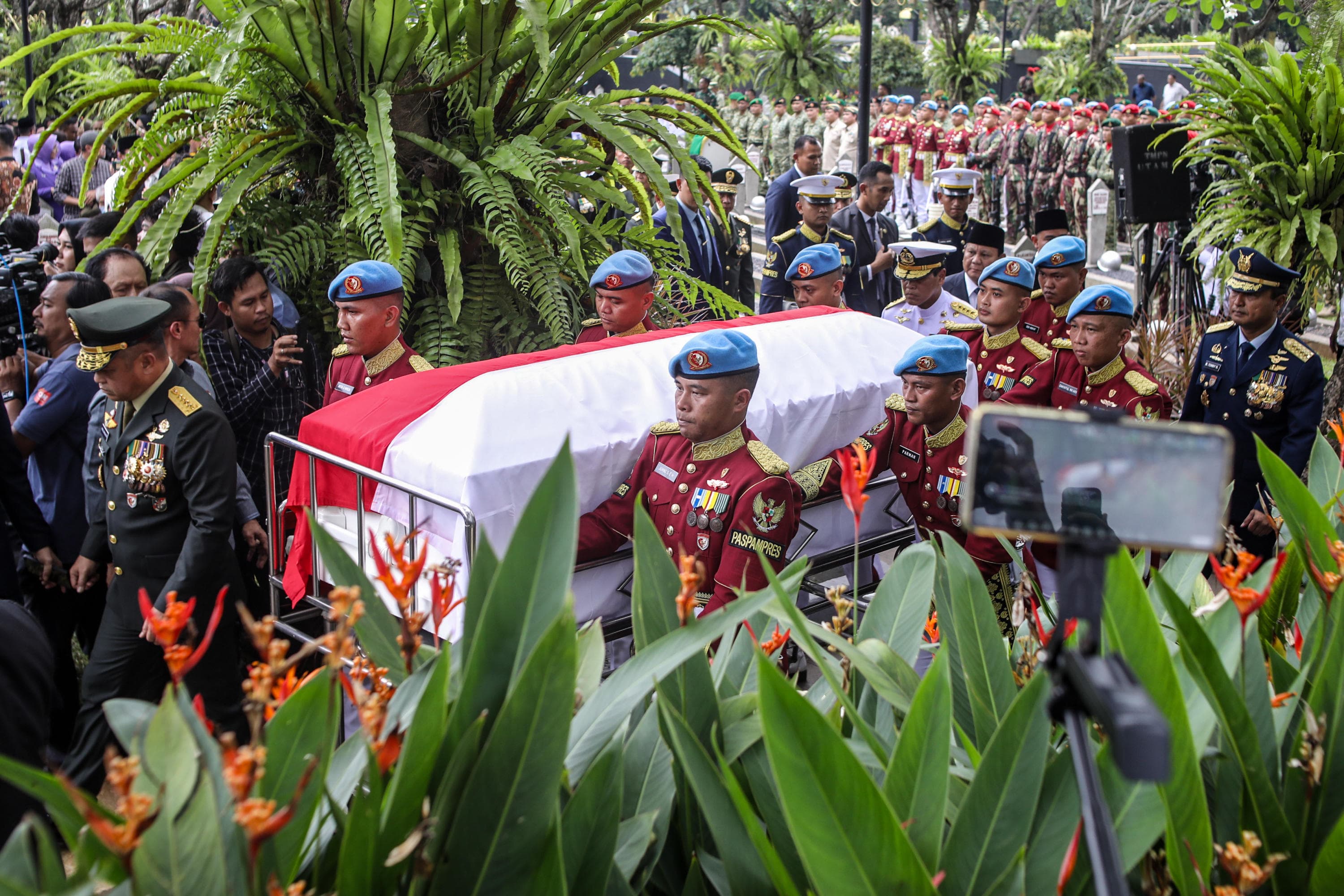 Prajurit TNI mengusung peti jenazah mendiang Wakil Presiden ke-6 RI, Jenderal (purn) Try Sutrisno di Taman Makam Pahlawan (TMP) Kalibata, Jakarta, Senin (2/3/2026). AKURAT.CO/Endra Prakoso