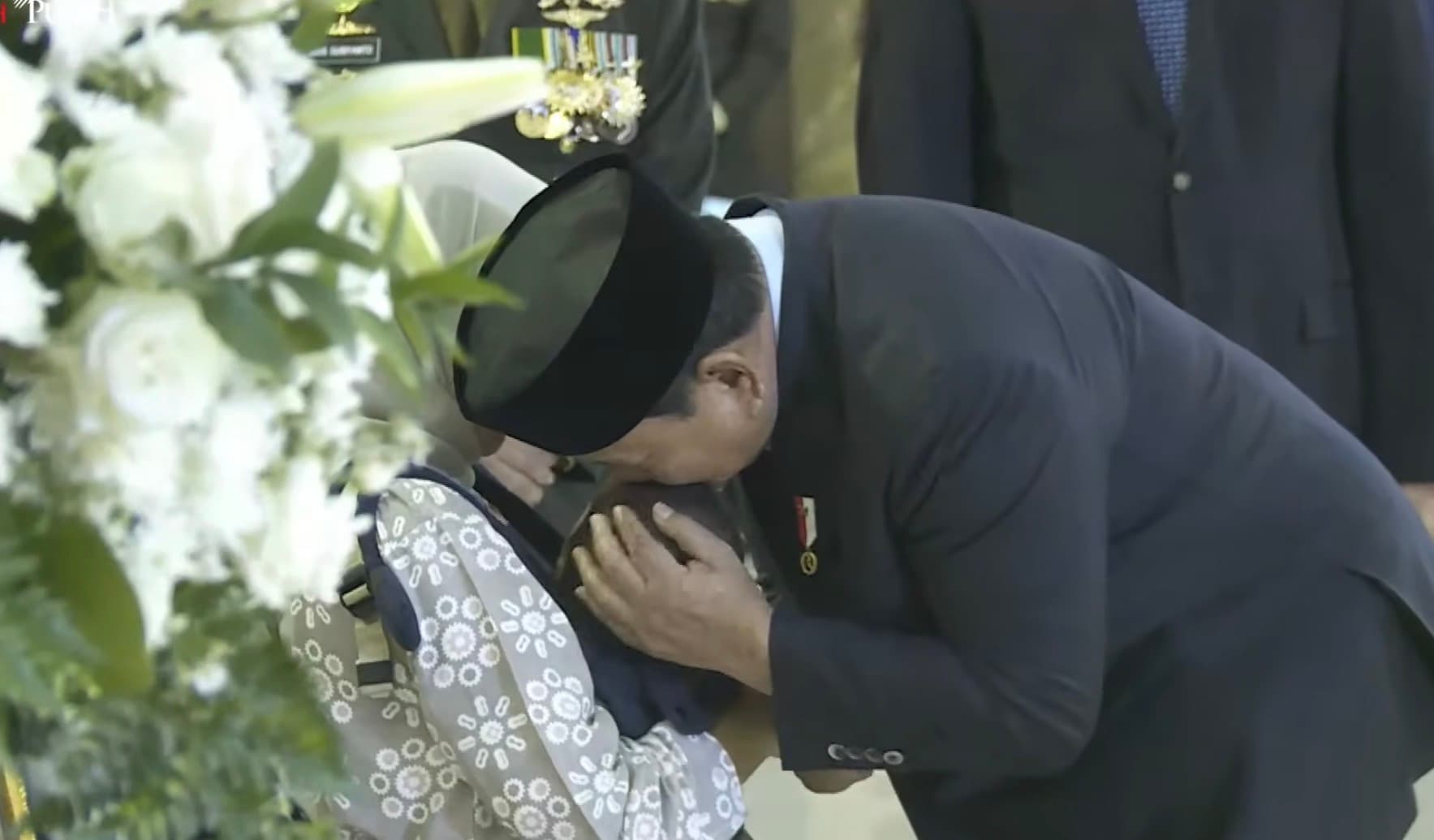 Momen Haru Prabowo Cium Anak Serka Muhammad Nur Ichwan yang Gugur di Lebanon