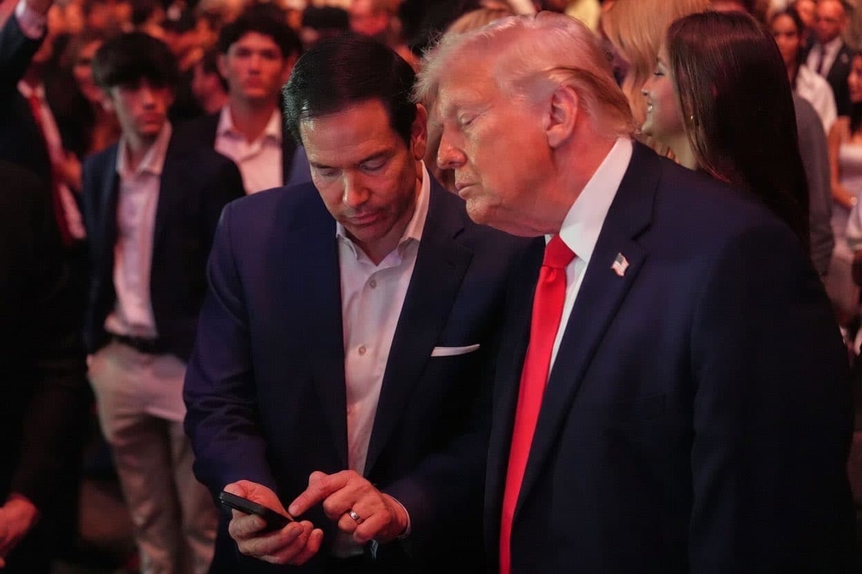 Donald Trump Nonton UFC di Tengah Delegasinya Negosiasi dengan Iran