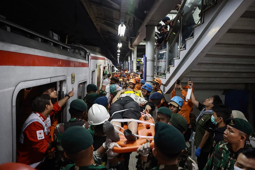 Evakuasi 9 Jam, Tiga Korban Masih Terjepit di Gerbong KRL Commuter Line
