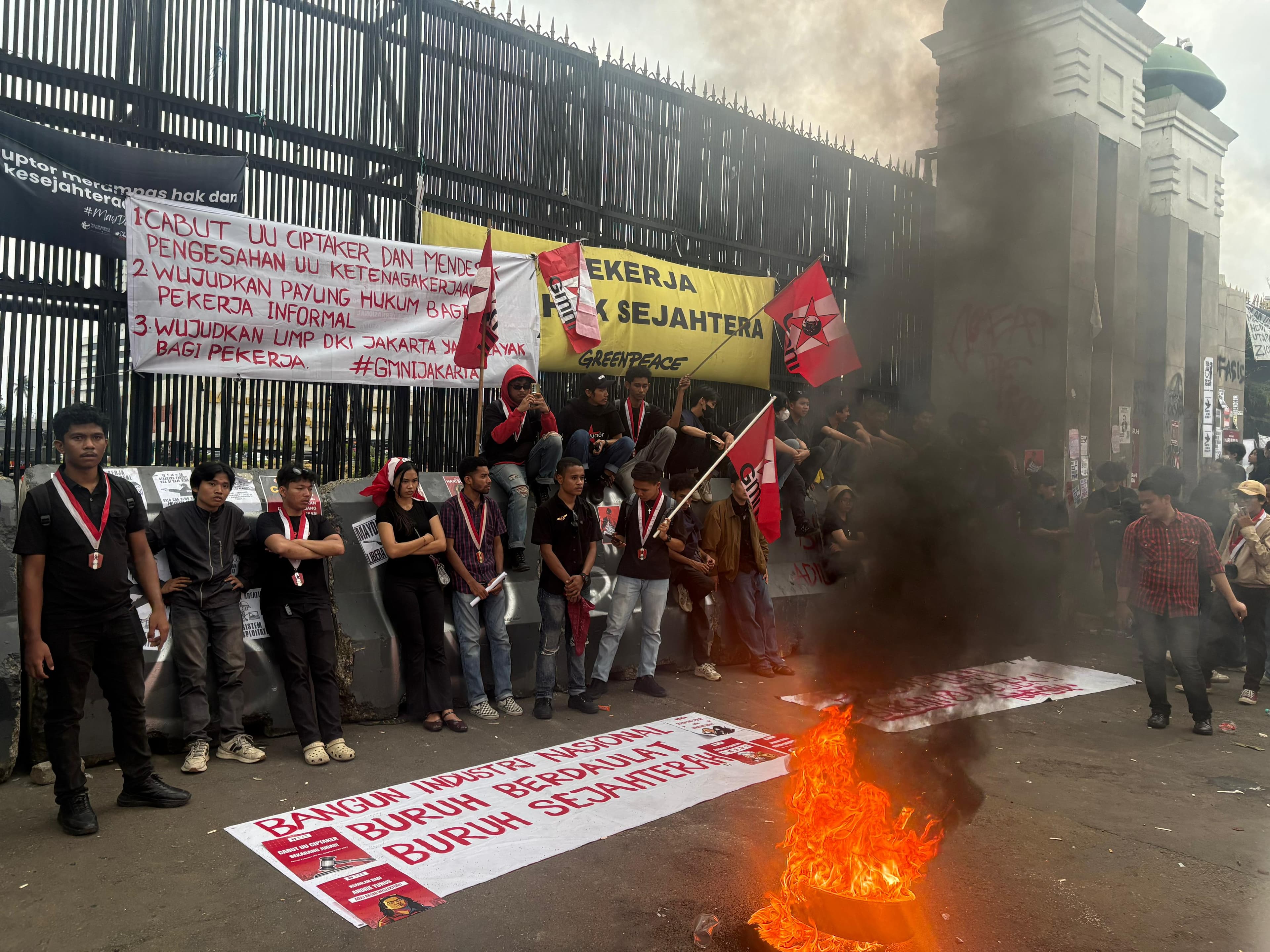 Aksi May Day di Gedung DPR Memanas, Massa Mulai Bakar Ban