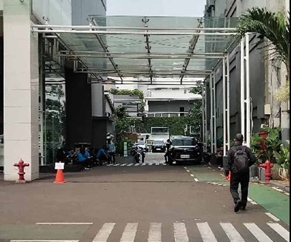 Penggeledahan Masih Berlangsung, Karyawan BGN Menunggu di Luar Kantor