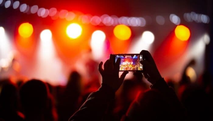 10 Barang yang Wajib Dibawa Saat Nonton Konser di GBK agar Tetap Nyaman dan Aman