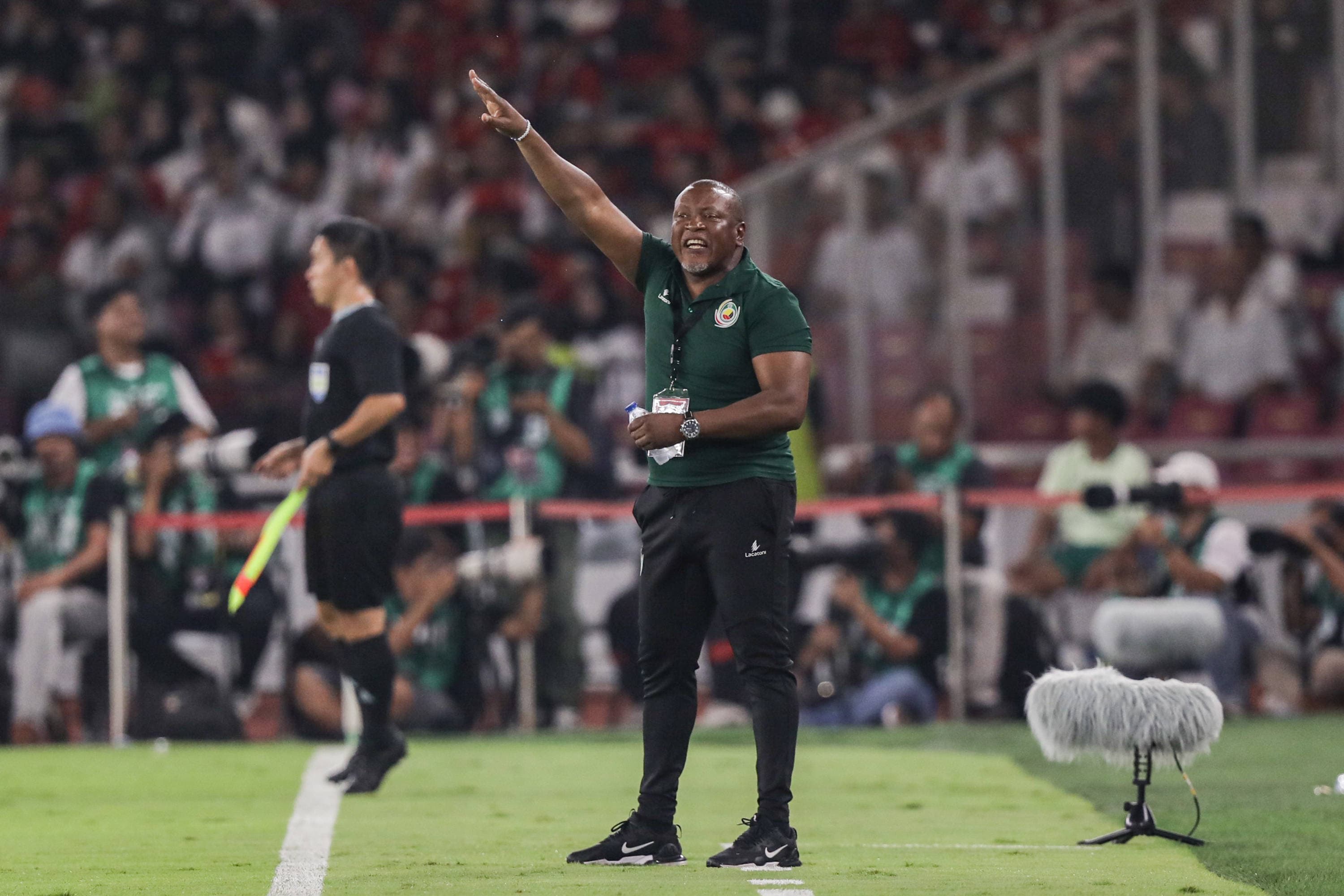 Pelatih sepak bola Timnas Mozambik Francisco Queriol Conde Junior memberikan instruksi kepada para pemain saat bertanding melawan Timnas Indonesia dalam laga FIFA Matchday di Stadion Utama Gelora Bung Karno (SUGBK), Senayan, Jakarta, Selasa (9/6/2026).  AKURAT.CO/Endra Prakoso