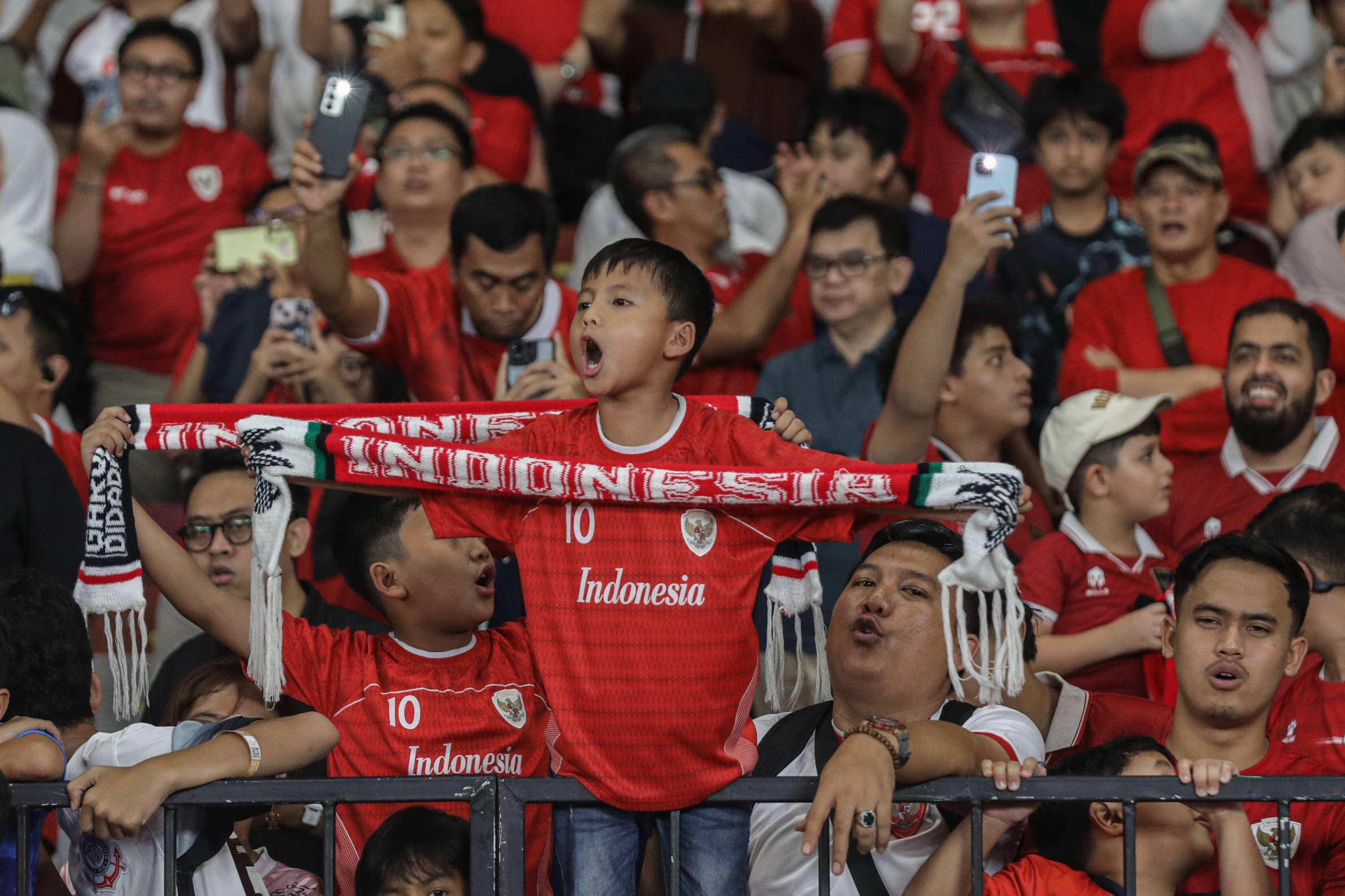 Suporter anak-anak mendukung pesepak bola Timnas Indonesia yang bertanding melawan Timnas Mozambik dalam laga FIFA Matchday di Stadion Utama Gelora Bung Karno (SUGBK), Senayan, Jakarta, Selasa (9/6/2026).  AKURAT.CO/Endra Prakoso