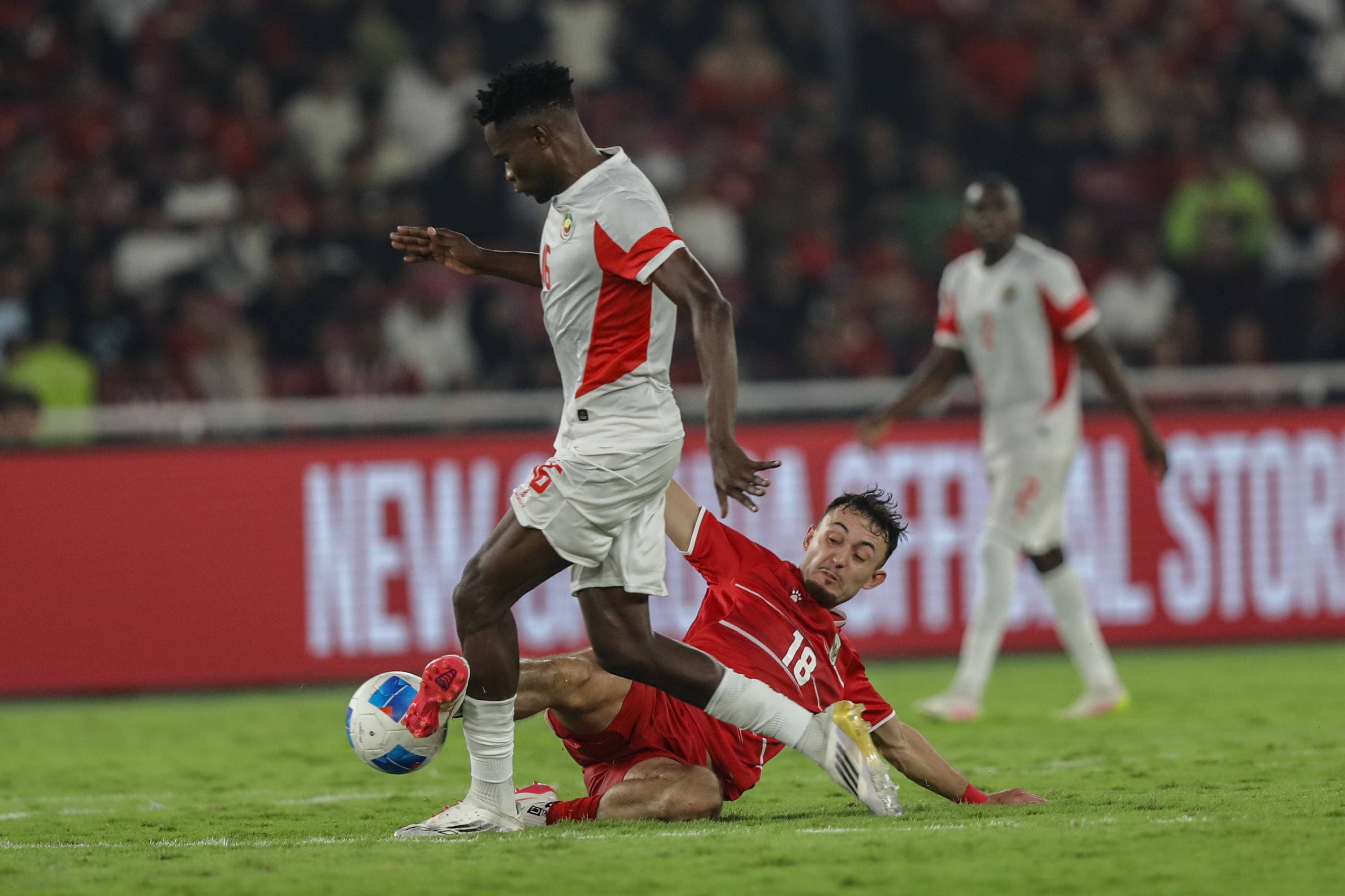 Pesepak bola Timnas Indonesia Ivar Jenner (kanan) berebut bola dengan pespak bola Timnas Mozambik Ezequiel Idalina Machava (kiri) dalam laga FIFA Matchday di Stadion Utama Gelora Bung Karno (SUGBK), Senayan, Jakarta, Selasa (9/6/2026).  AKURAT.CO/Endra Prakoso