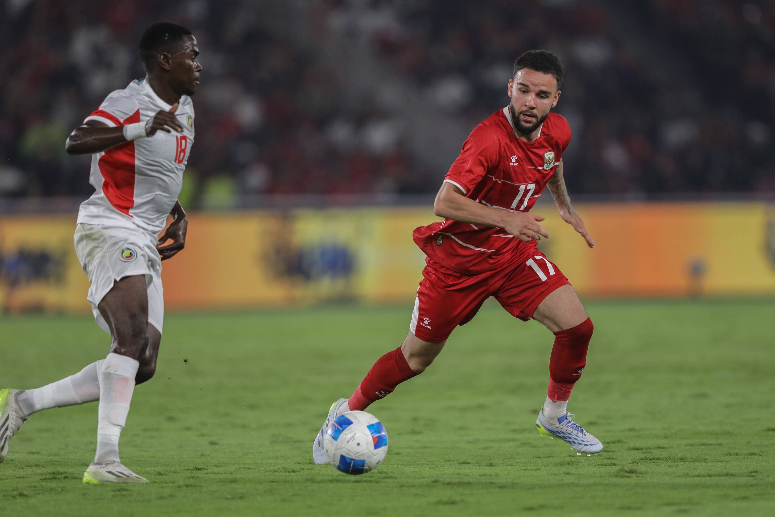 Pesepak bola Timnas Indonesia Calvin Verdonk (kanan) berebut bola dengan pespak bola Timnas Mozambik Bheu Antonio Januario (kiri) dalam laga FIFA Matchday di Stadion Utama Gelora Bung Karno (SUGBK), Senayan, Jakarta, Selasa (9/6/2026).  AKURAT.CO/Endra Prakoso