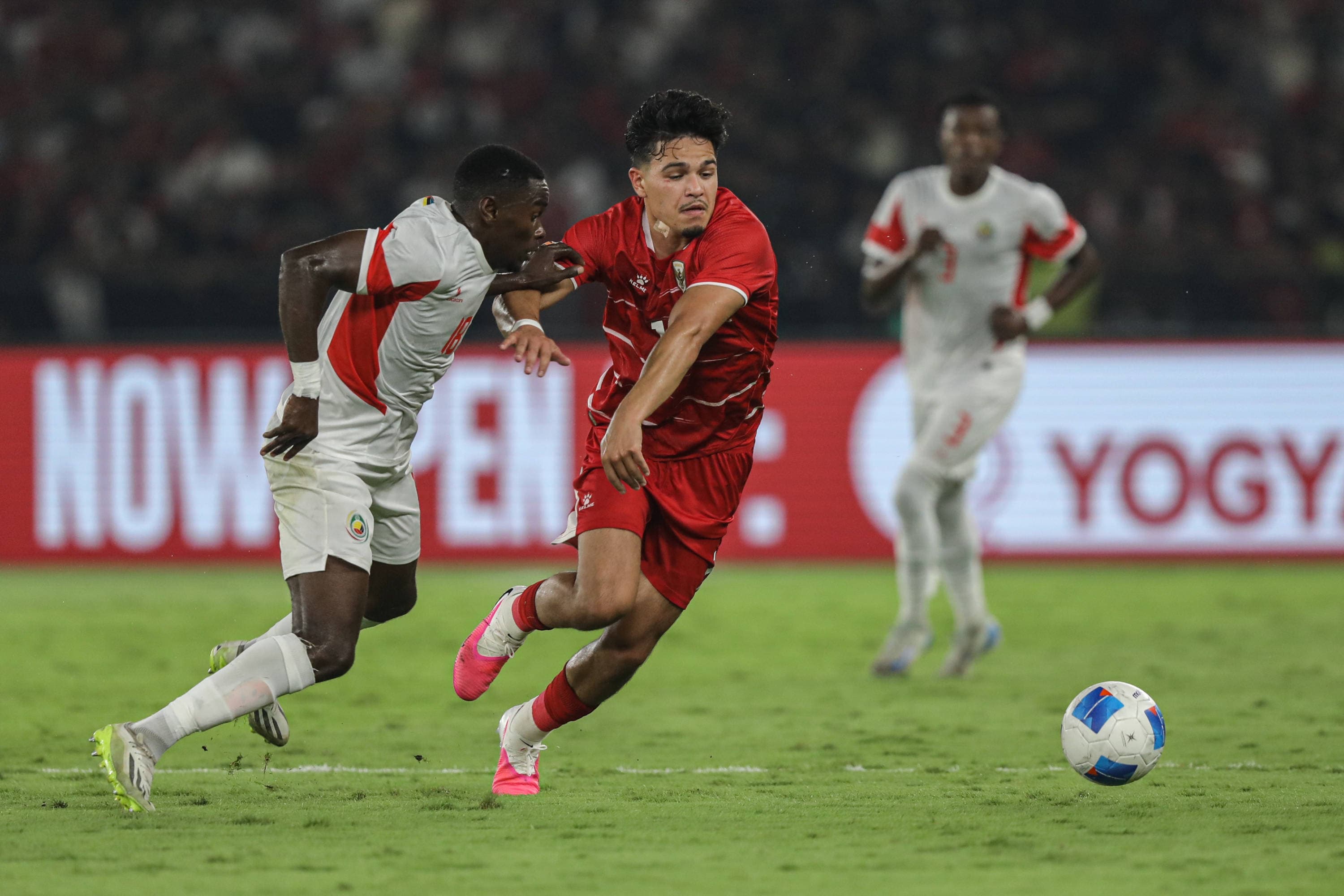 Pesepak bola Timnas Indonesia Ragnar Oratmangoen (kanan) berebut bola dengan pespak bola Timnas Mozambik Bheu Antonio Jamuario (kiri) dalam laga FIFA Matchday di Stadion Utama Gelora Bung Karno (SUGBK), Senayan, Jakarta, Selasa (9/6/2026). AKURAT.CO/Endra Prakoso 