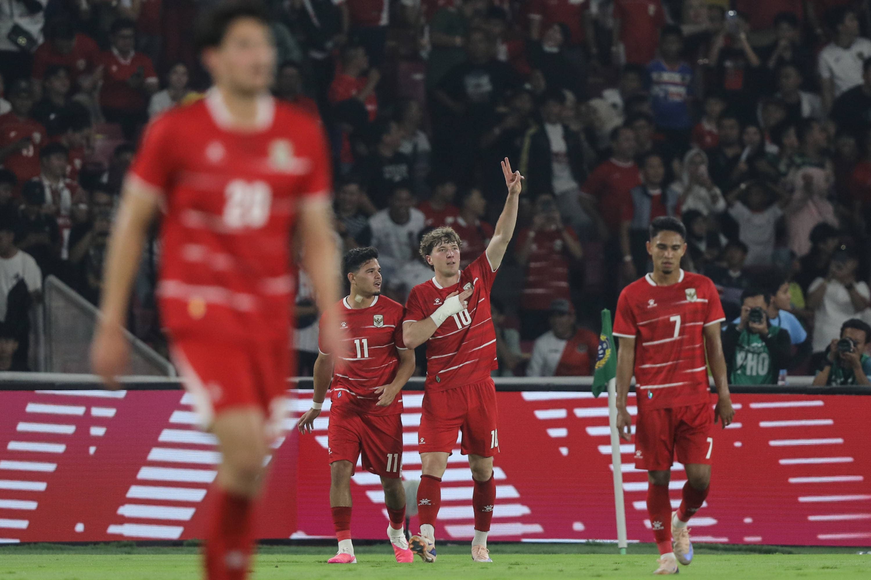 Pesepak bola Timnas Indonesia Ole Romeny (tengah) melakukan selebrasi usai mencetak gol ke gawang Timnas Mozambik dalam laga FIFA Matchday di Stadion Utama Gelora Bung Karno (SUGBK), Senayan, Jakarta, Selasa (9/6/2026).  AKURAT.CO/Endra Prakoso