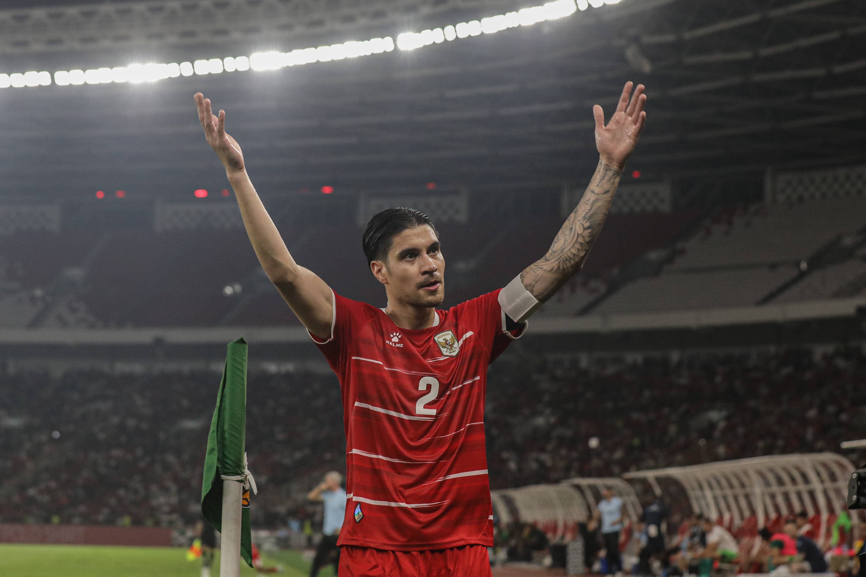 Pesepak bola Timnas Indonesia Kevin Diks menyerukan kepada suporter saat bertanding melawan Timnas Mozambik dalam laga FIFA Matchday di Stadion Utama Gelora Bung Karno (SUGBK), Senayan, Jakarta, Selasa (9/6/2026).  AKURAT.CO/Endra Prakoso