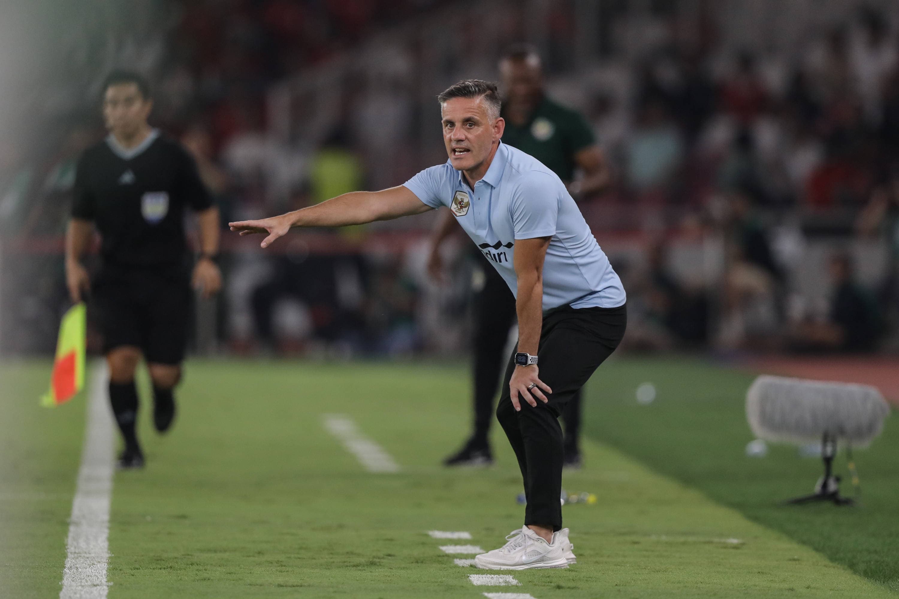 Pelatih sepak bola Timnas Indonesia John Herdman memberikan instruksi kepada para pemain saat bertanding melawan Timnas Mozambik dalam laga FIFA Matchday di Stadion Utama Gelora Bung Karno (SUGBK), Senayan, Jakarta, Selasa (9/6/2026).  AKURAT.CO/Endra Prakoso