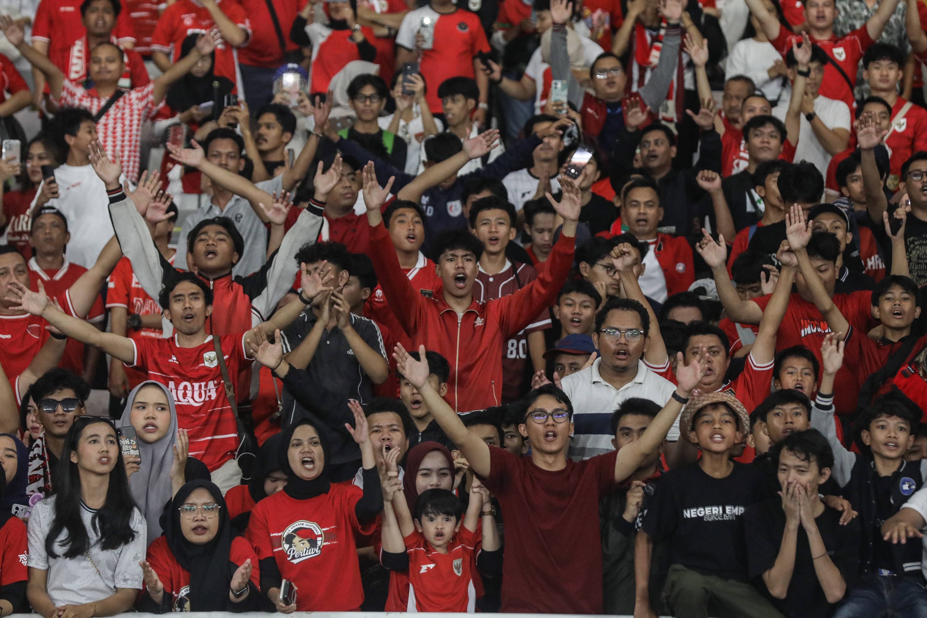 Suporter memberikan dukungan kepada Timnas Indonesia yang bertanding melawan Timnas Mozambik dalam laga FIFA Matchday di Stadion Utama Gelora Bung Karno (SUGBK), Senayan, Jakarta, Selasa (9/6/2026).  AKURAT.CO/Endra Prakoso