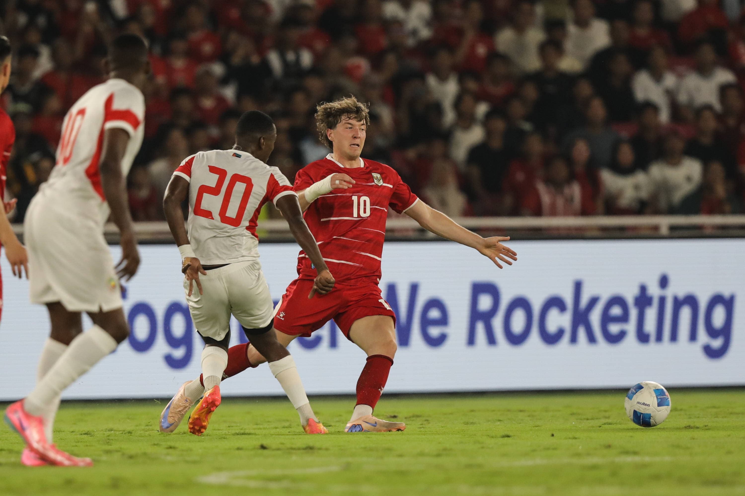 Pesepak bola Timnas Indonesia Ole Romeny mencoba melewati pesepak bola Timnas Mozambik Celton Jenito dalam laga FIFA Matchday di Stadion Utama Gelora Bung Karno (SUGBK), Senayan, Jakarta, Selasa (9/6/2026).  AKURAT.CO/Endra Prakoso