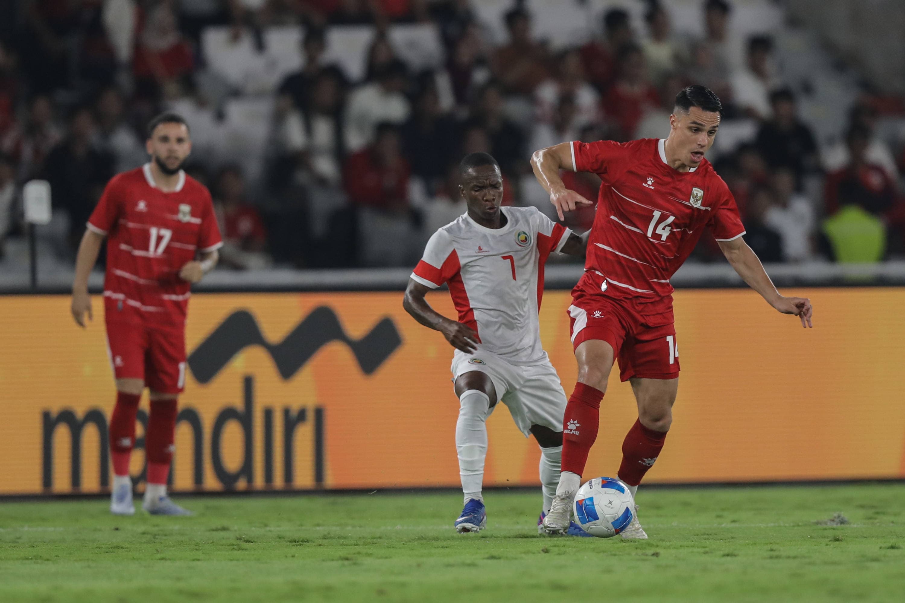 Pesepak bola Timnas Indonesia Joey Pelupessy (kanan) berebut bola dengan pespak bola Timnas Mozambik Dario Chongai Esteve (kiri) dalam laga FIFA Matchday di Stadion Utama Gelora Bung Karno (SUGBK), Senayan, Jakarta, Selasa (9/6/2026). AKURAT.CO/Endra Prakoso