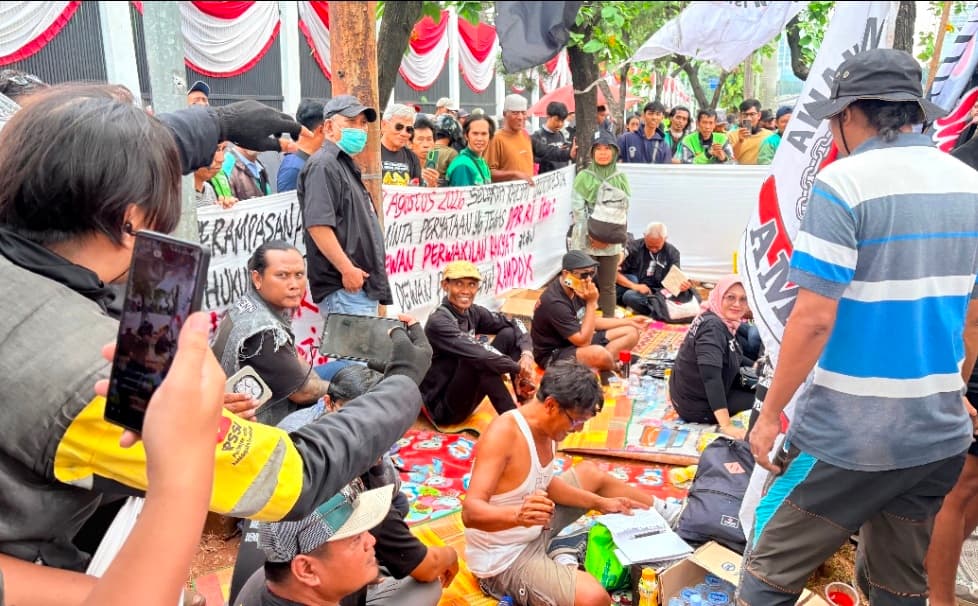 Dukungan Masyarakat Terus Mengalir untuk AMPB, dari Makanan hingga Penjualan Kaos