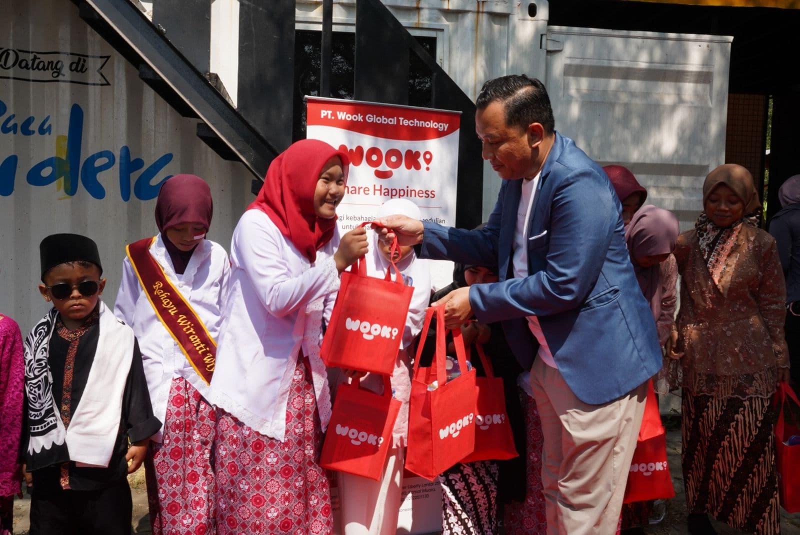 Bantu Anak-Anak Muara Gembong, Wook Global Technology Gandeng Yayasan Salurkan ATK Rp100 Juta