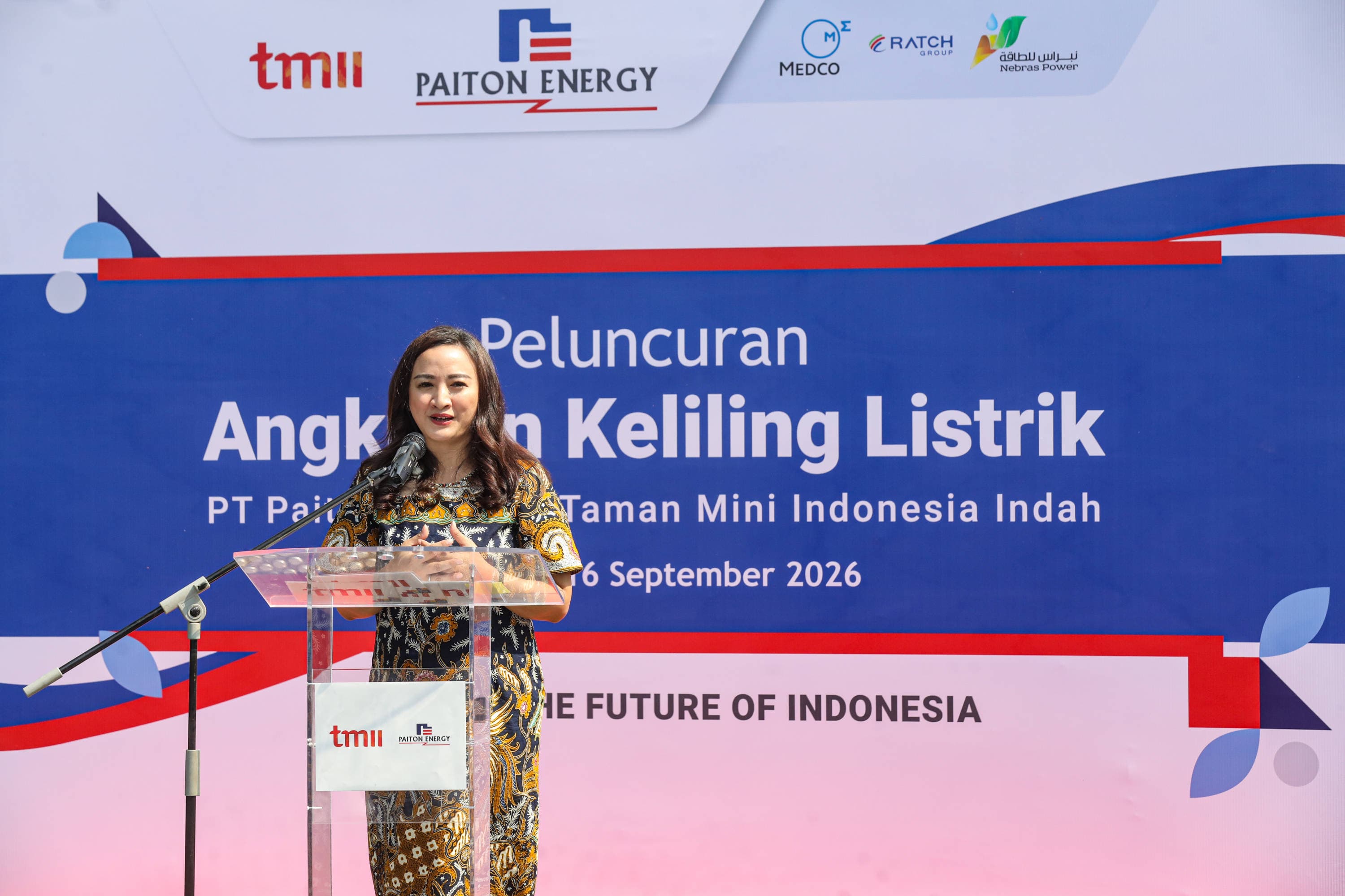 Plt. Direktur Utama TMII Ratri Paramita menyampaikan sambutan saat serah terima dua unit  Angling listrik untuk Taman Mini Indonesia Indah (TMII) di Kompleks Taman Mini Indonesia Indah, Jakarta, Rabu (16/9/2026). AKURAT.CO/Endra Prakoso