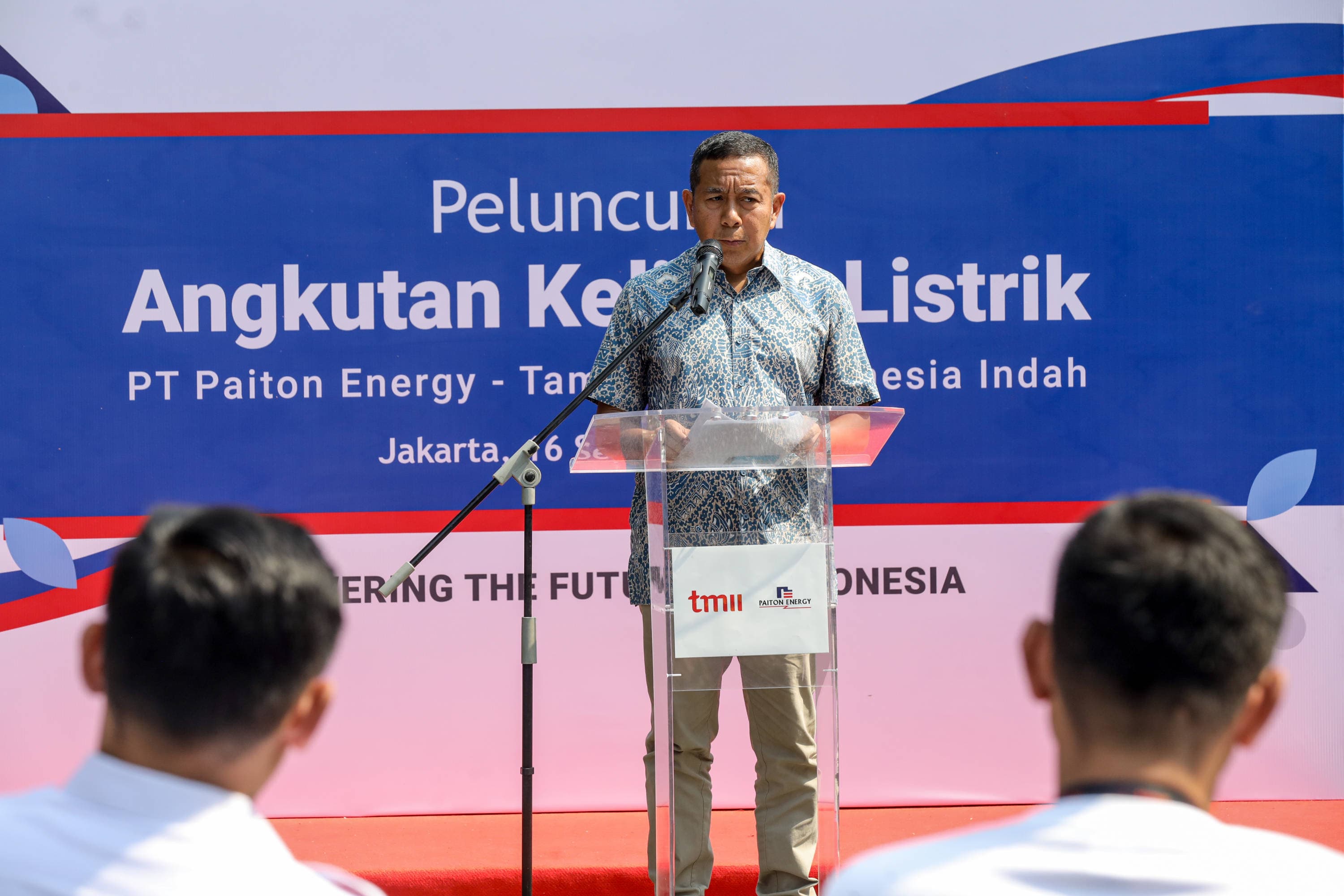 President Director PT Paiton Energy, Fazil Erwin Alfitri menyampaikan sambutan saat serah terima dua unit  Angling listrik untuk Taman Mini Indonesia Indah (TMII) di Kompleks Taman Mini Indonesia Indah, Jakarta, Rabu (16/9/2026). AKURAT.CO/Endra Prakoso