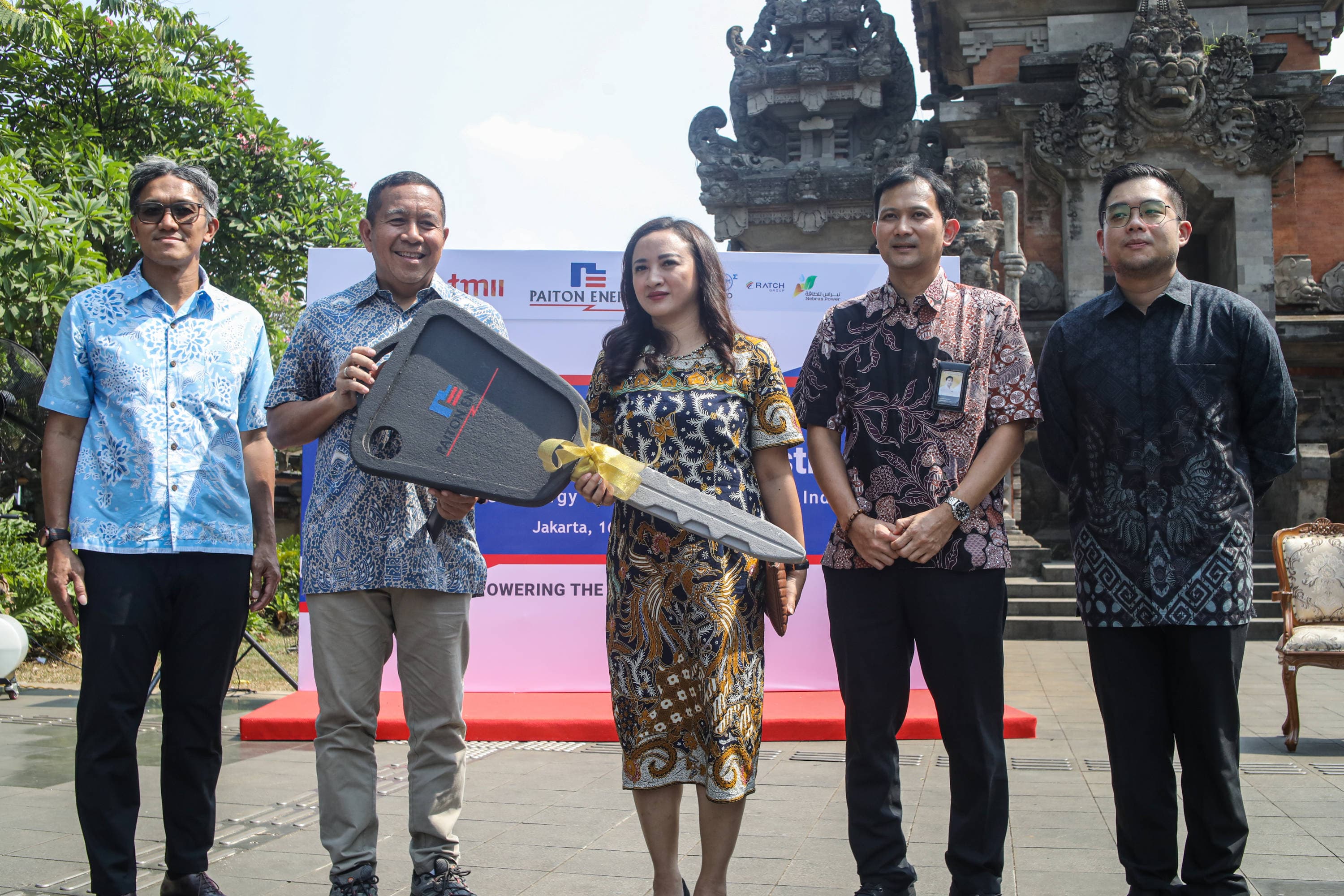 Serah terima dua unit Angkutan Keliling Berbasis Kendaraan Listrik (Angling listrik) di Kompleks Taman Mini Indonesia Indah, Jakarta, Rabu (16/9/2026). AKURAT.CO/Endra Prakoso