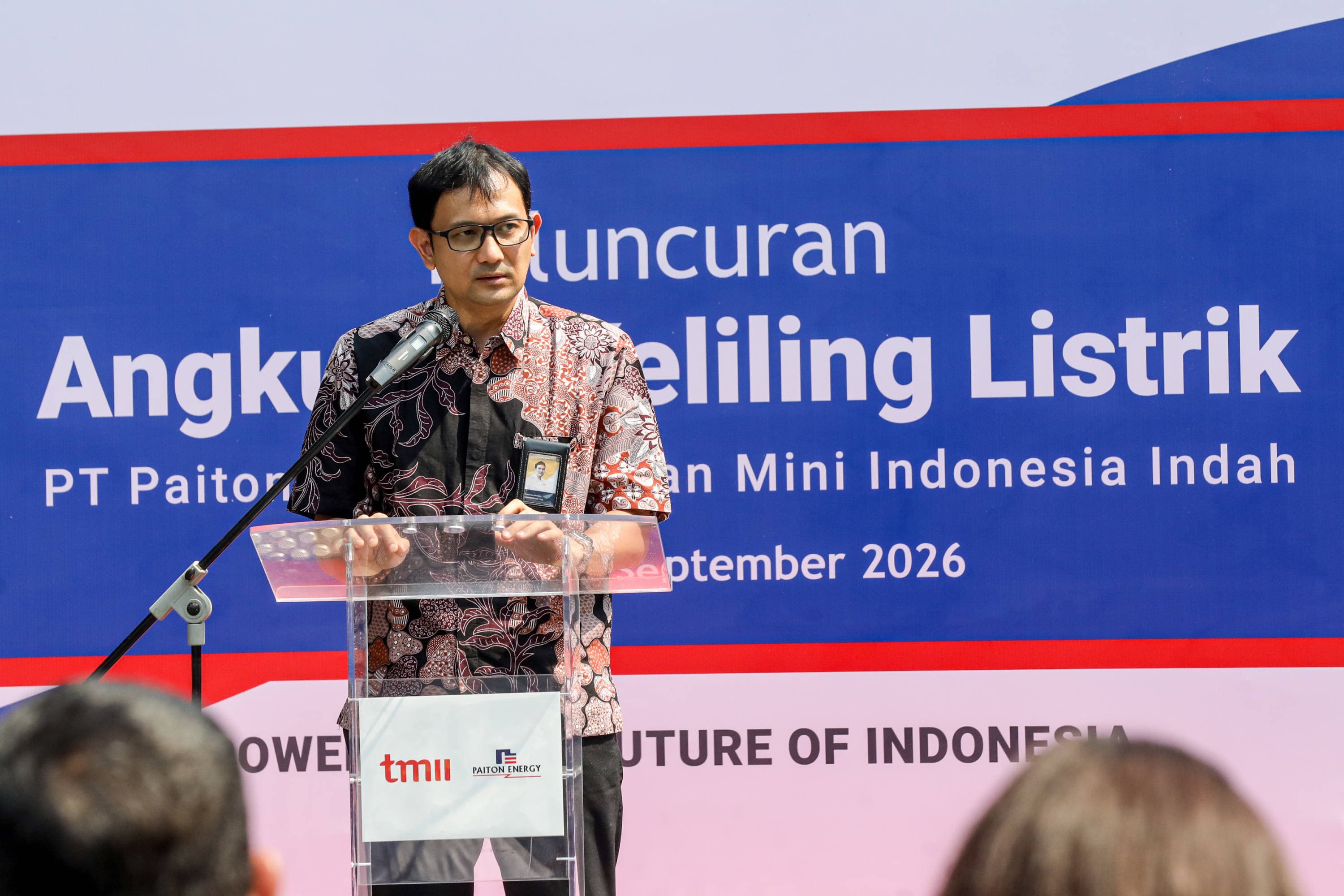 Sekretaris Deputi Bidang Industri dan Investasi Kementerian Pariwisata Fransiskus Handokomenyampaikan sambutan saat serah terima dua unit  Angling listrik untuk Taman Mini Indonesia Indah (TMII) di Kompleks Taman Mini Indonesia Indah, Jakarta, Rabu (16/9/2026). AKURAT.CO/Endra Prakoso
