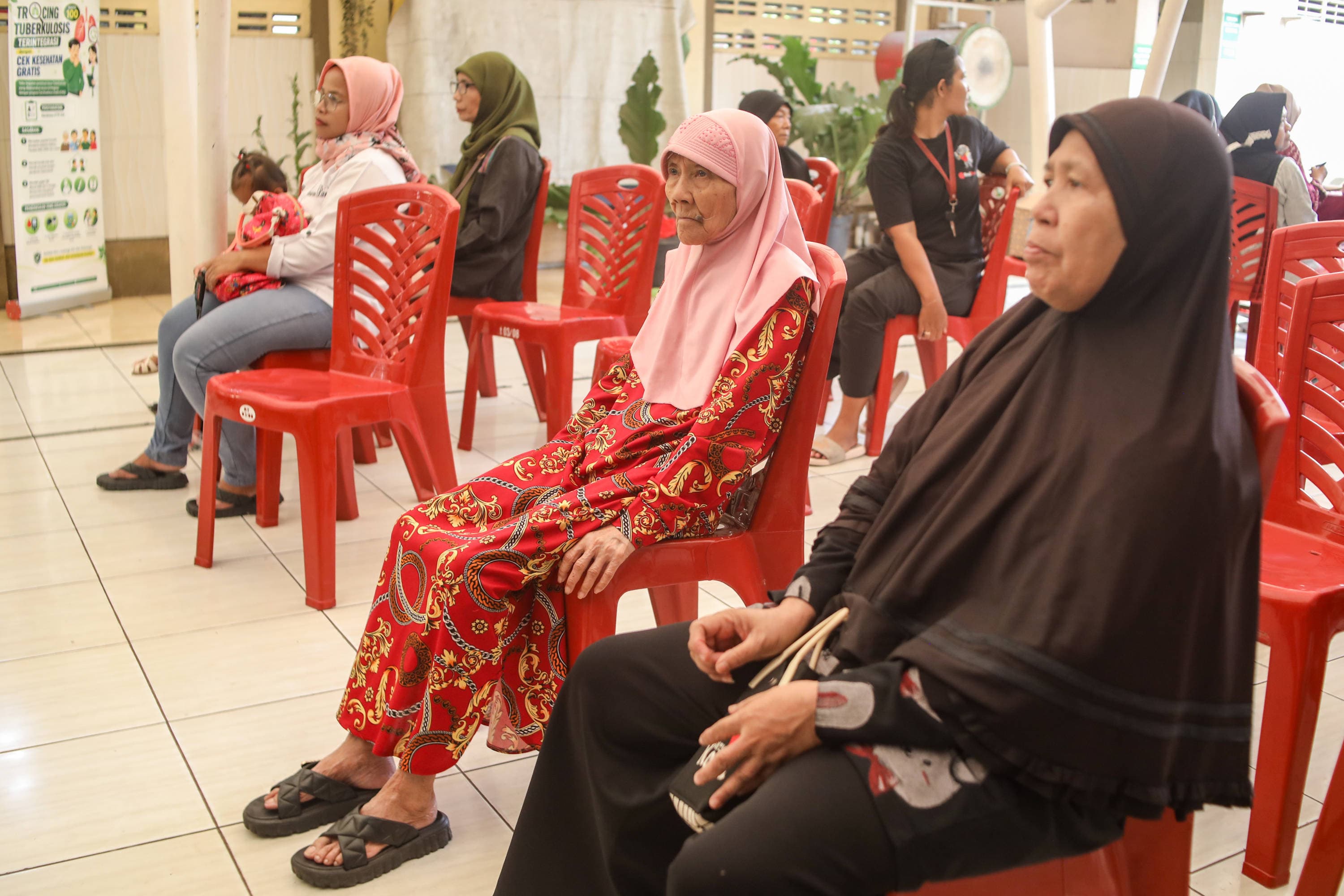 Warga lanjut usia (lansia) menunggu giliran saat mengikuti cek kesehatan gratis di kawasan Pasar Manggis, Setiabudi, Jakarta, Kamis (17/9/2026).AKURAT.CO/Endra Prakoso