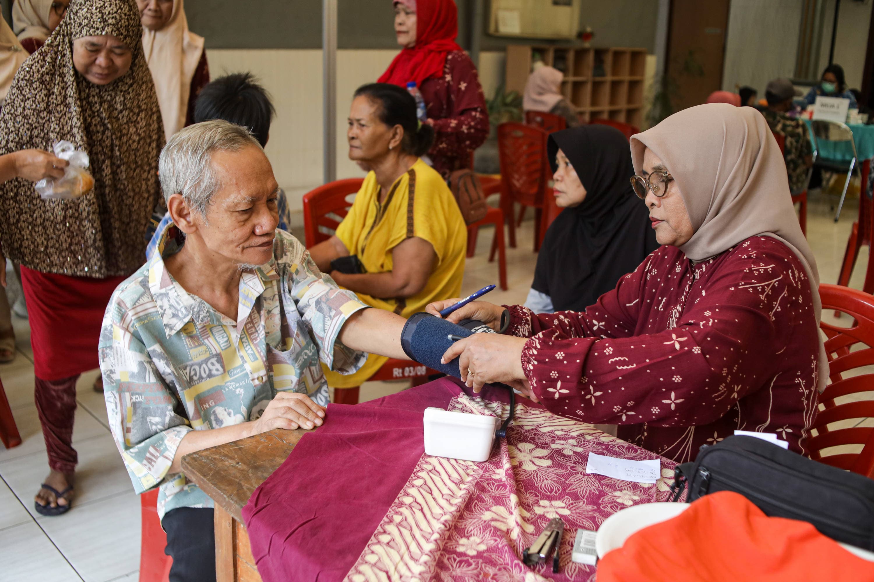Warga lanjut usia (lansia) mengikuti cek kesehatan gratis di kawasan Pasar Manggis, Setiabudi, Jakarta, Kamis (17/9/2026).AKURAT.CO/Endra Prakoso