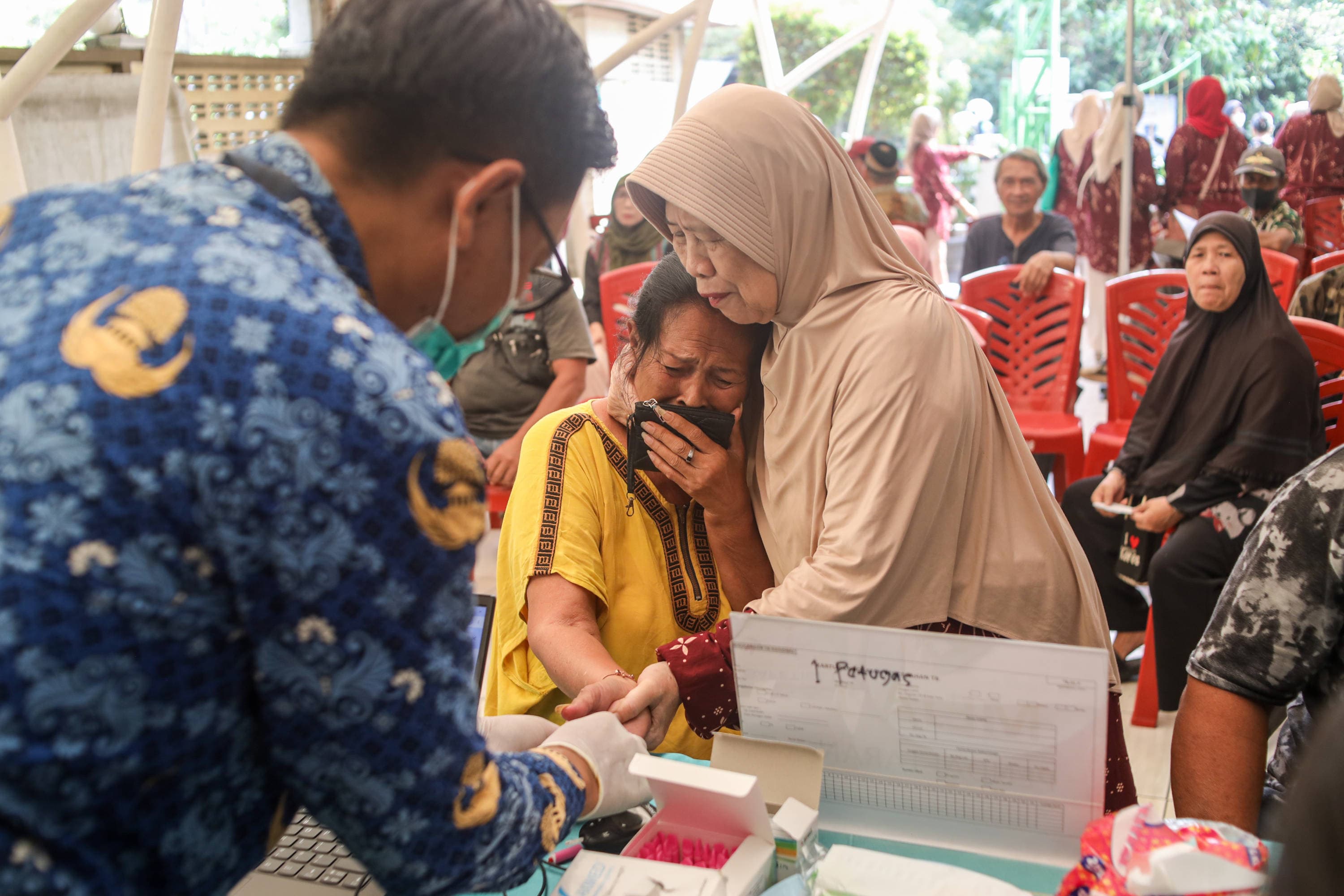 Warga lanjut usia (lansia) mengikuti cek kesehatan gratis di kawasan Pasar Manggis, Setiabudi, Jakarta, Kamis (17/9/2026). AKURAT.CO/Endra Prakoso