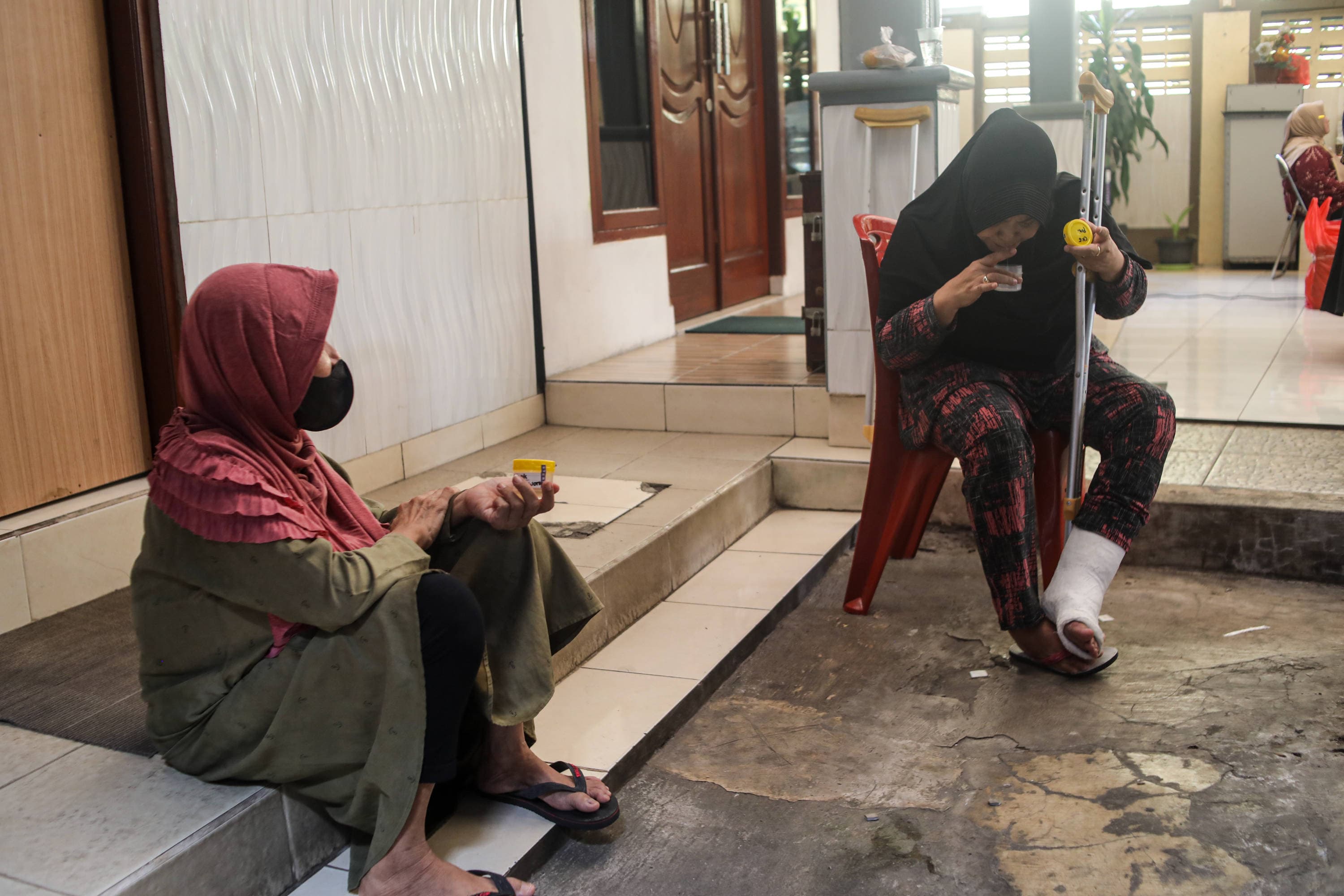 Warga lanjut usia (lansia) mengeluarkan dahak saat mengikuti cek kesehatan gratis di kawasan Pasar Manggis, Setiabudi, Jakarta, Kamis (17/9/2026).AKURAT.CO/Endra Prakoso