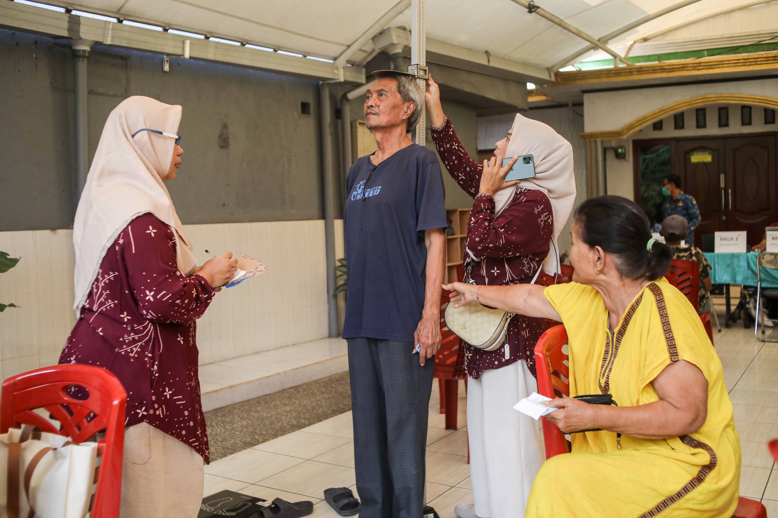 Petugas mengukur tinggi badan warga lanjut usia (lansia) yang mengikuti cek kesehatan gratis di kawasan Pasar Manggis, Setiabudi, Jakarta, Kamis (17/9/2026). AKURAT.CO/Endra Prakoso