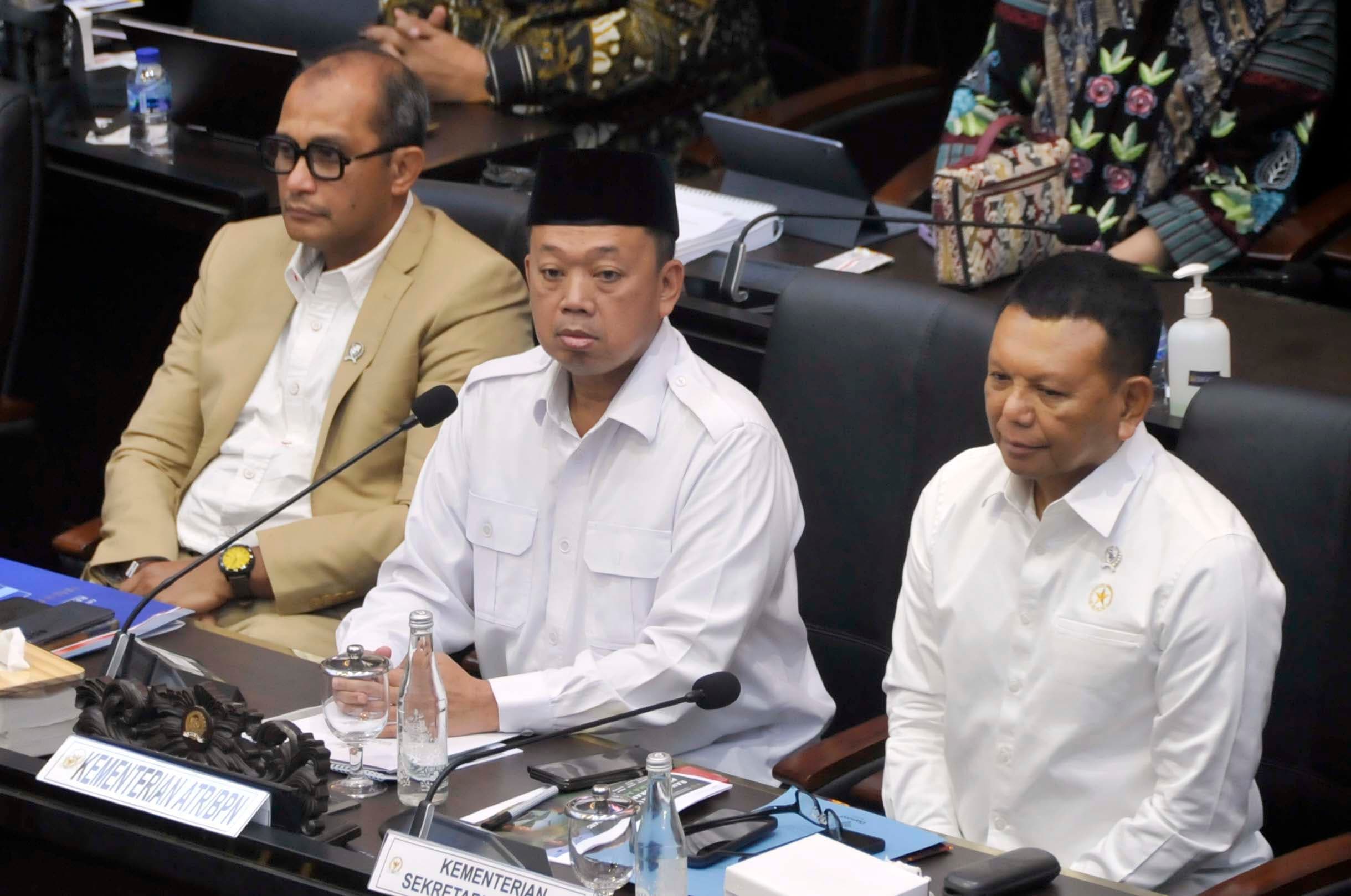 Menteri Agraria dan Tata Ruang Nusron Wahid (tengah) menghadiri rapat pleno Badan Legislasi (Baleg) DPR di Kompleks Parlemen, Senayan, Jakarta, Senin (21/9/2026).  AKURAT.CO/Sopian