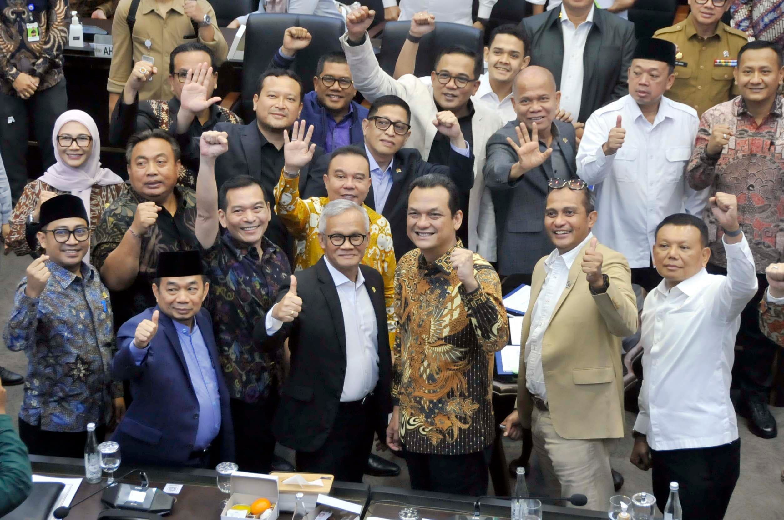 Wakil Ketua DPR RI, Sufmi Dasco Ahmad bersama pimpinan Baleg dan anggota Baleg serta pemerintah usai rapat pleno di Kompleks Parlemen, Senayan, Jakarta, Senin (21/9/2026).  AKURAT.CO/Sopian