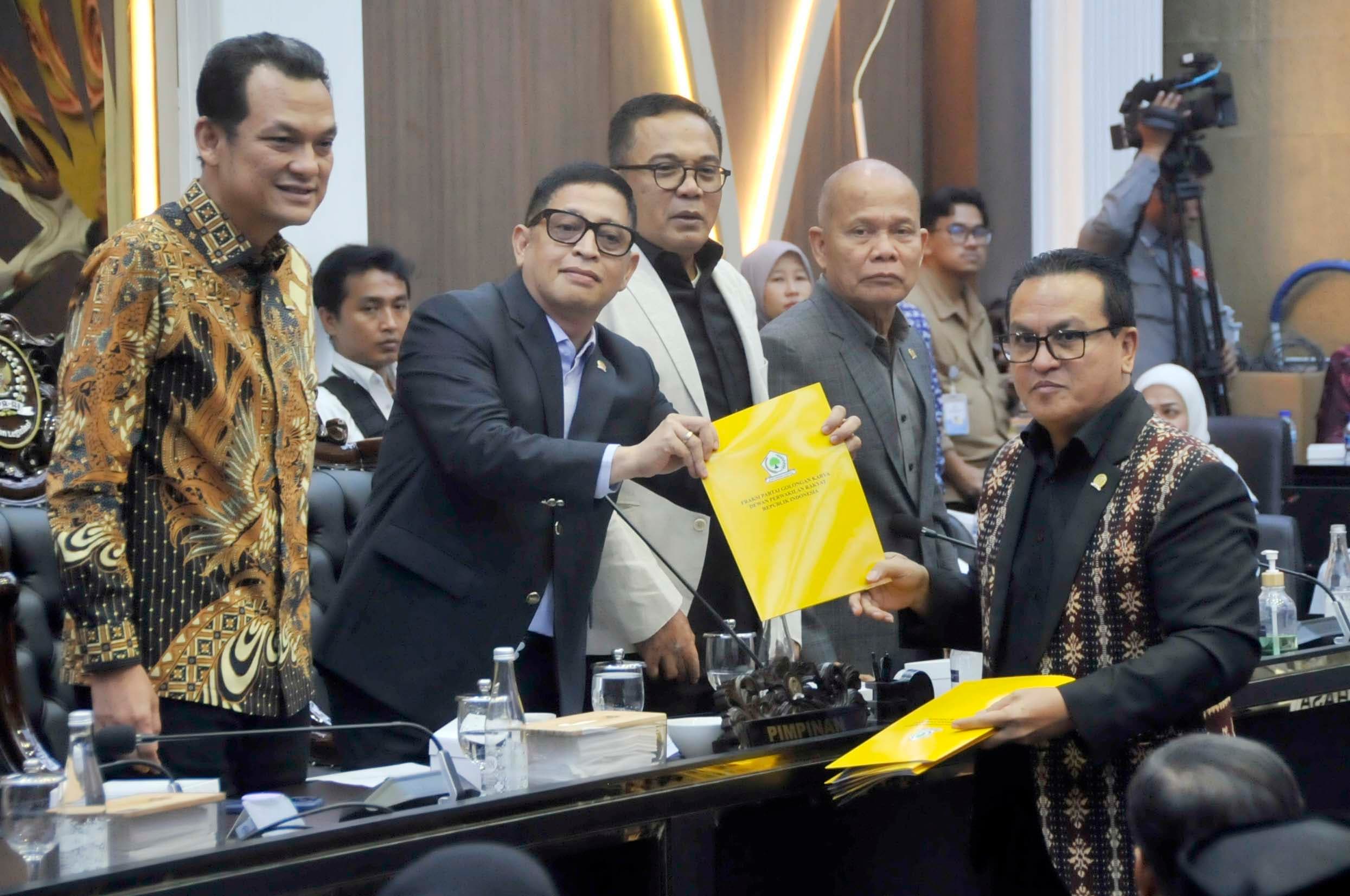 Anggota Baleg Fraksi Golkar, Umbu Kabunang Rudi Yanto Hunga memberikan laporan mini fraksi kepada ketua Baleg, Bob Hasan saat rapat pleno di kompleks Parlemen, Senayan, Jakarta, Senin (21/8/2026).AKURAT.CO/Sopian
