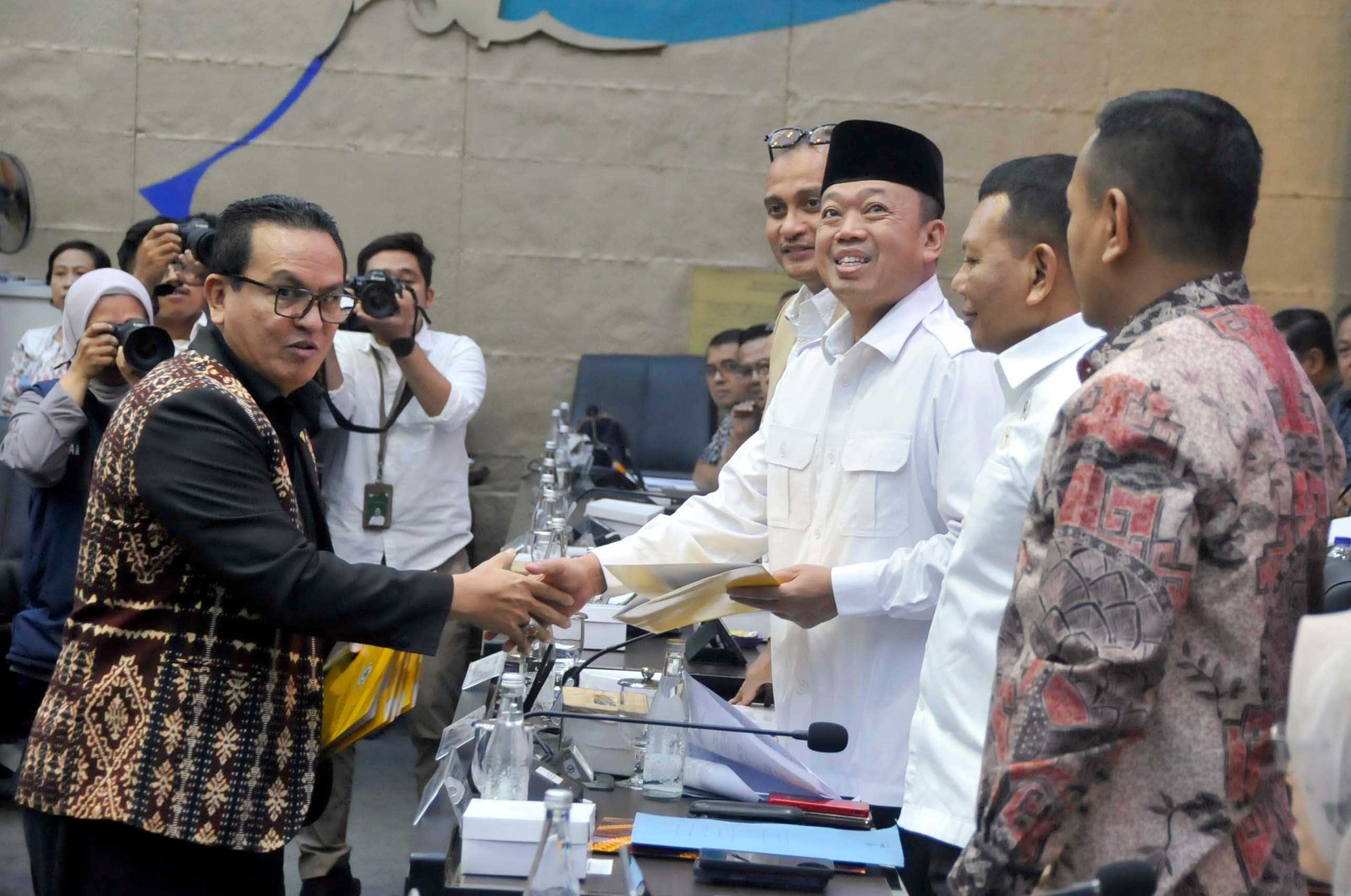 Anggota Baleg Fraksi Golkar, Umbu Kabunang Rudi Yanto Hunga memberikan laporan mini fraksi kepada Menteri Agraria dan Tata Ruang Nusron Wahid di Kompleks Parlemen, Senayan, Jakarta, Senin (21/9/2026). AKURAT.CO/Sopian