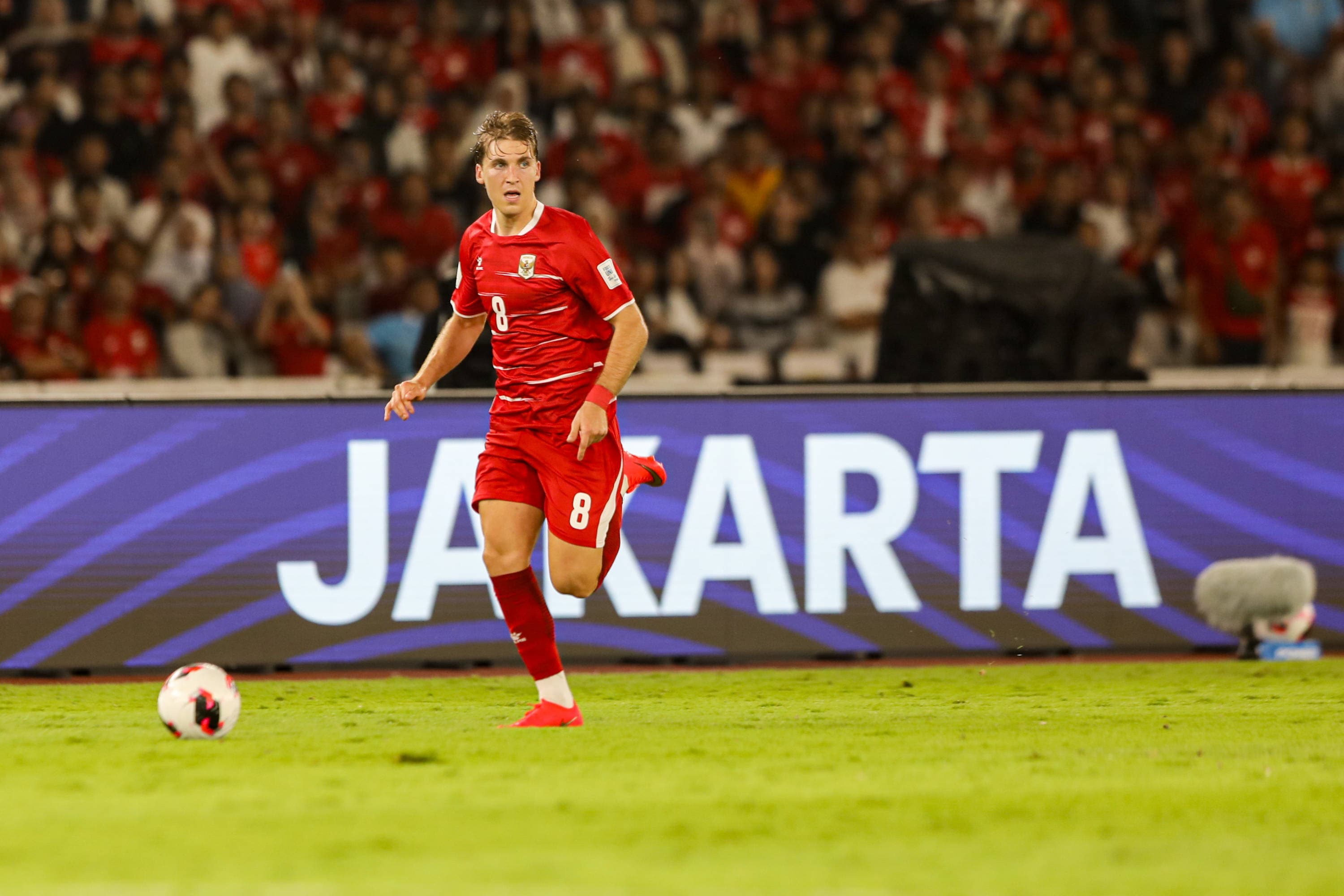Pesepak bola Timnas Indonesia Luke Vickery menggiring bola saat melawan Timnas Singapura dalam pertandingan penyisihan Grup A Divisi 1 FIFA ASEAN Cup 2026 di Stadion Utama Gelora Bung Karno, Senayan, Jakarta, Jumat (25/9/2026). AKURAT.CO/Endra Prakoso