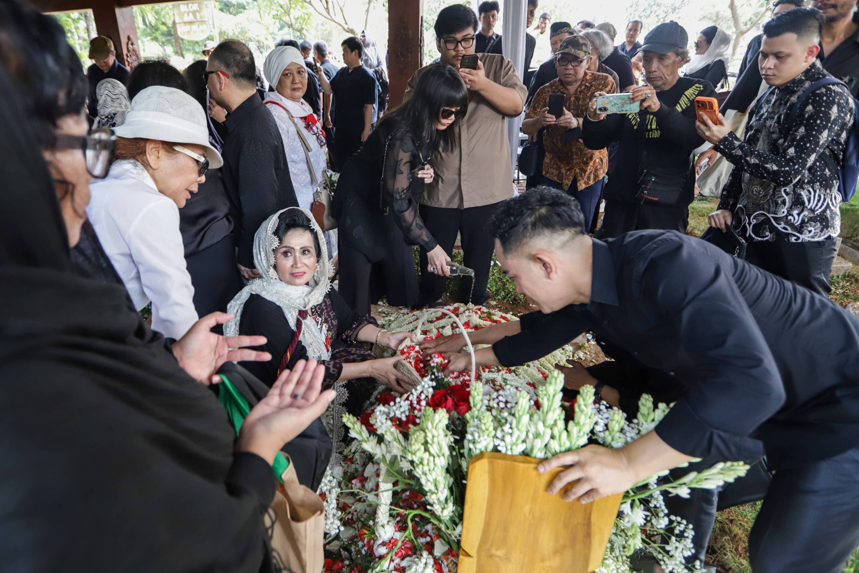 Keluarga dan kerabat menghadiri pemakaman mendiang Guruh Soekarnoputra di TPU Karet Bivak, Jakarta, Sabtu (26/9/2026).AKURAT.CO/Endra Prakoso