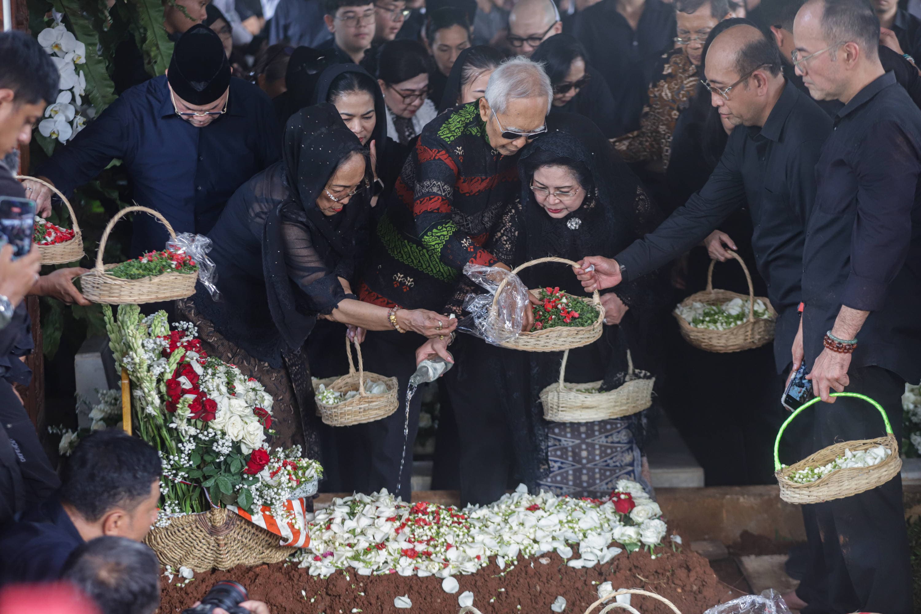 Putra Pertama Presiden ke-1 RI, Guntur Soekarnoputra bersama Sukmawati Soekarnoputri menaburkan bunga di atas makam mendiang adiknya, Guruh Soekarnoputra di TPU Karet Bivak, Jakarta, Sabtu (26/9/2026). AKURAT.CO/Endra Prakoso