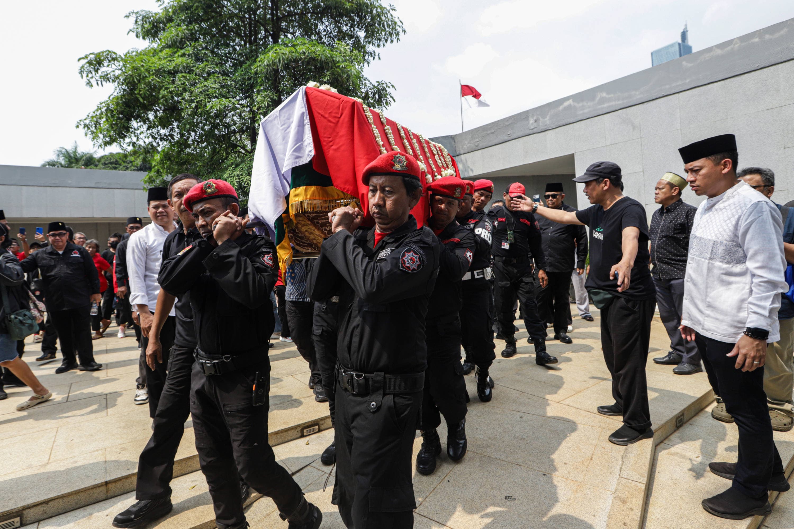 Petugas mengangkut jenazah mendiang Guruh Soekarnoputra untuk dimakamkan di TPU Karet Bivak, Jakarta, Sabtu (26/9/2026). Putra bungsu Presiden ke-1 RI Soekarno, Guruh Soekarnoputra meninggal dunia di usia 73 tahun pada Sabtu (26/9/2026). AKURAT.CO/Endra Prakoso