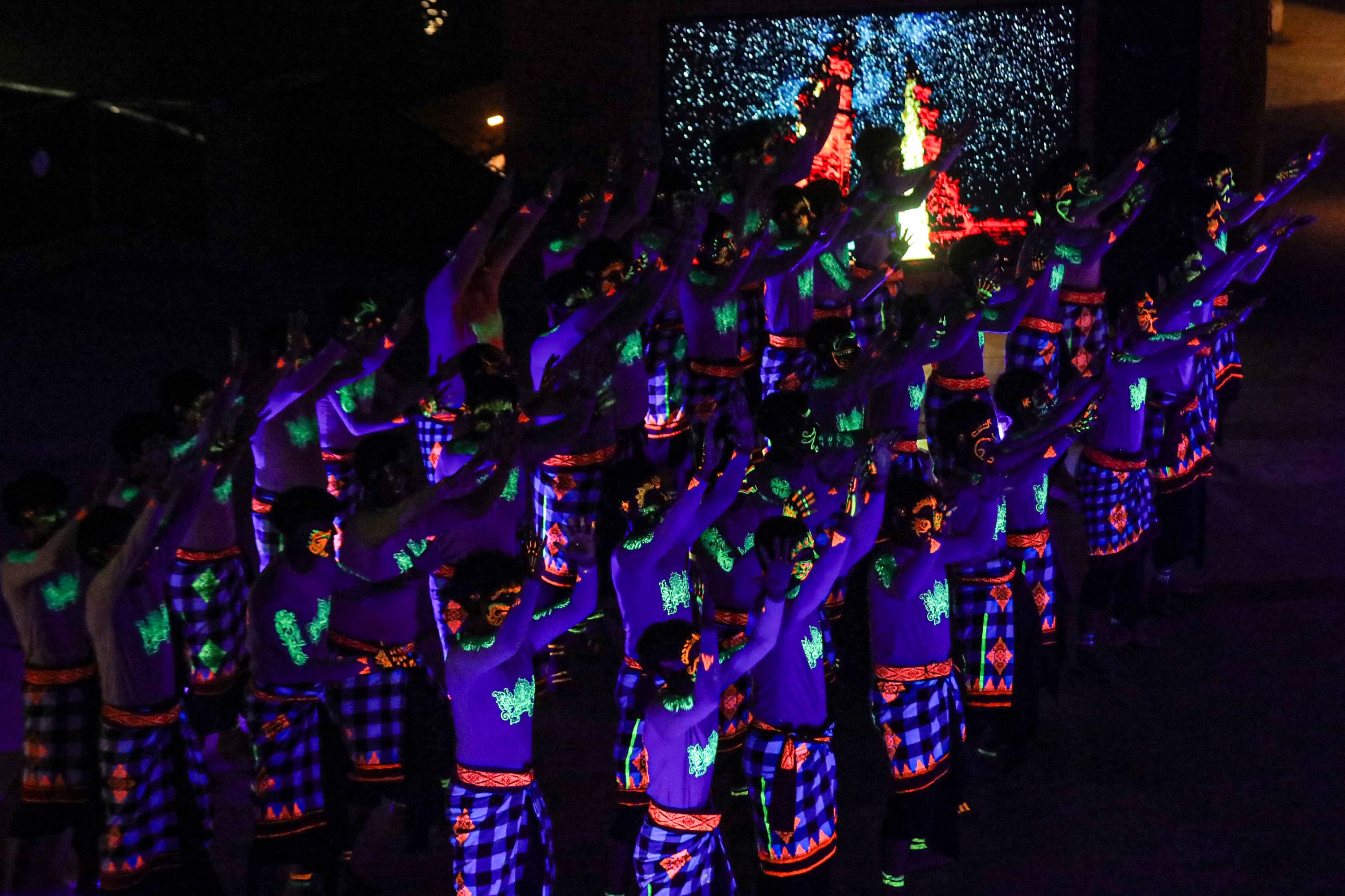 Penari membawakan Tari Kecak dalam pertunjukan The Mystical Kecak Dance: Glow in The Dark di Amfiteater Panggung Budaya, Taman Mini Indonesia Indah (TMII), Jakarta, Sabtu (26/9/2026). AKURAT.CO/Endra Prakoso
