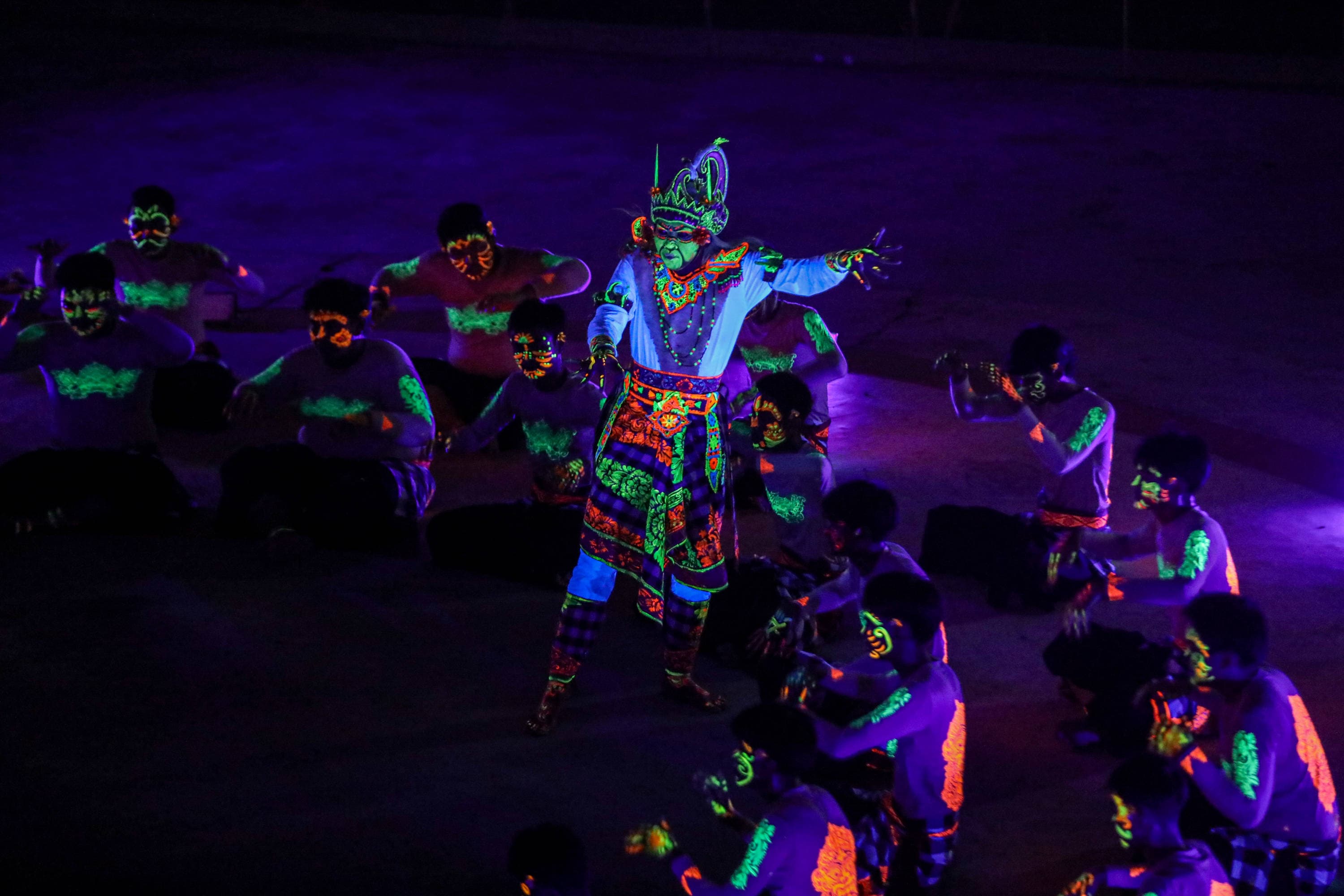 Penari membawakan Tari Kecak dalam pertunjukan The Mystical Kecak Dance: Glow in The Dark di Amfiteater Panggung Budaya, Taman Mini Indonesia Indah (TMII), Jakarta, Sabtu (26/9/2026). AKURAT.CO/Endra Prakoso