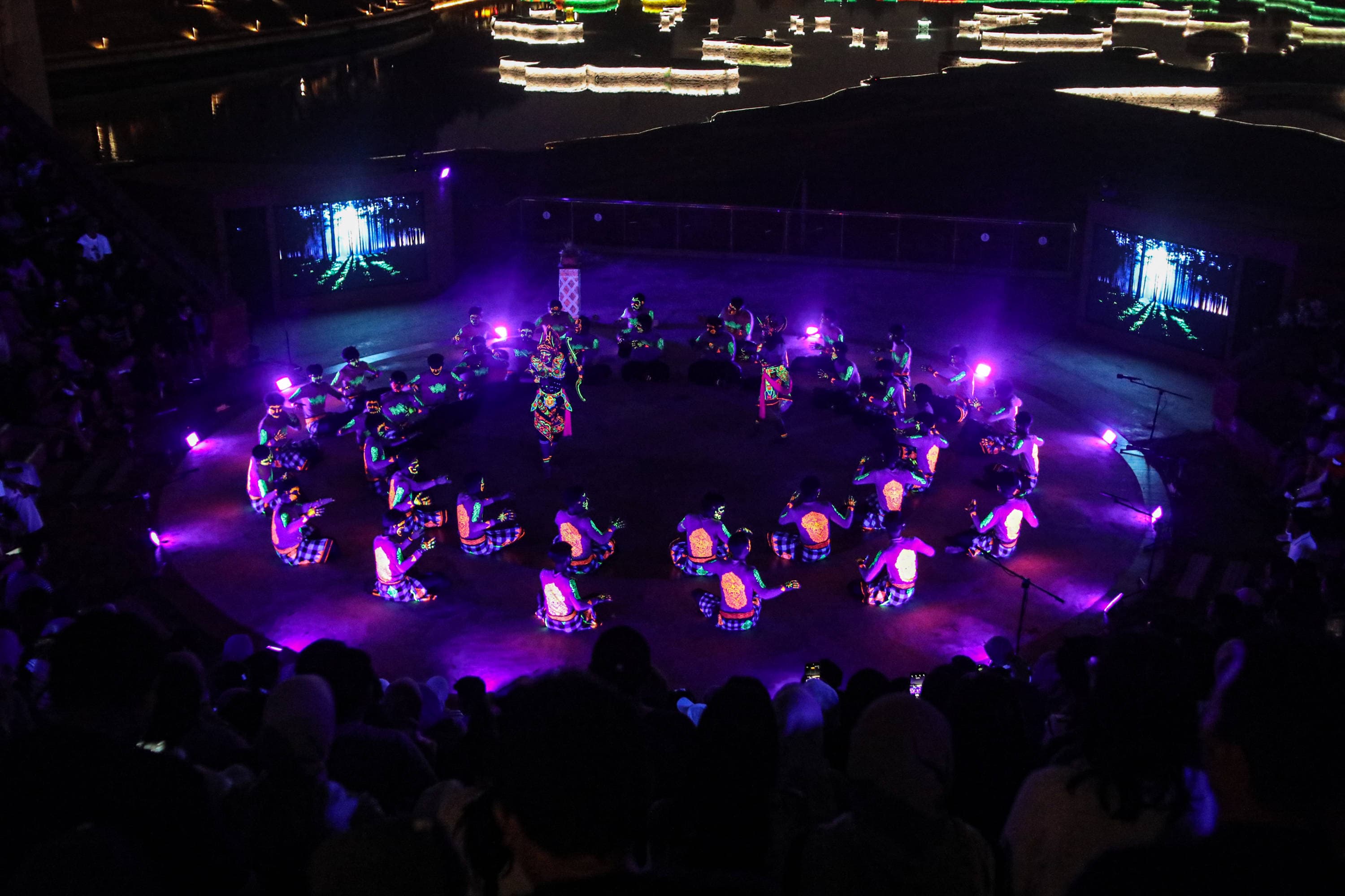 Penari membawakan Tari Kecak dalam pertunjukan The Mystical Kecak Dance: Glow in The Dark di Amfiteater Panggung Budaya, Taman Mini Indonesia Indah (TMII), Jakarta, Sabtu (26/9/2026). AKURAT.CO/Endra Prakoso