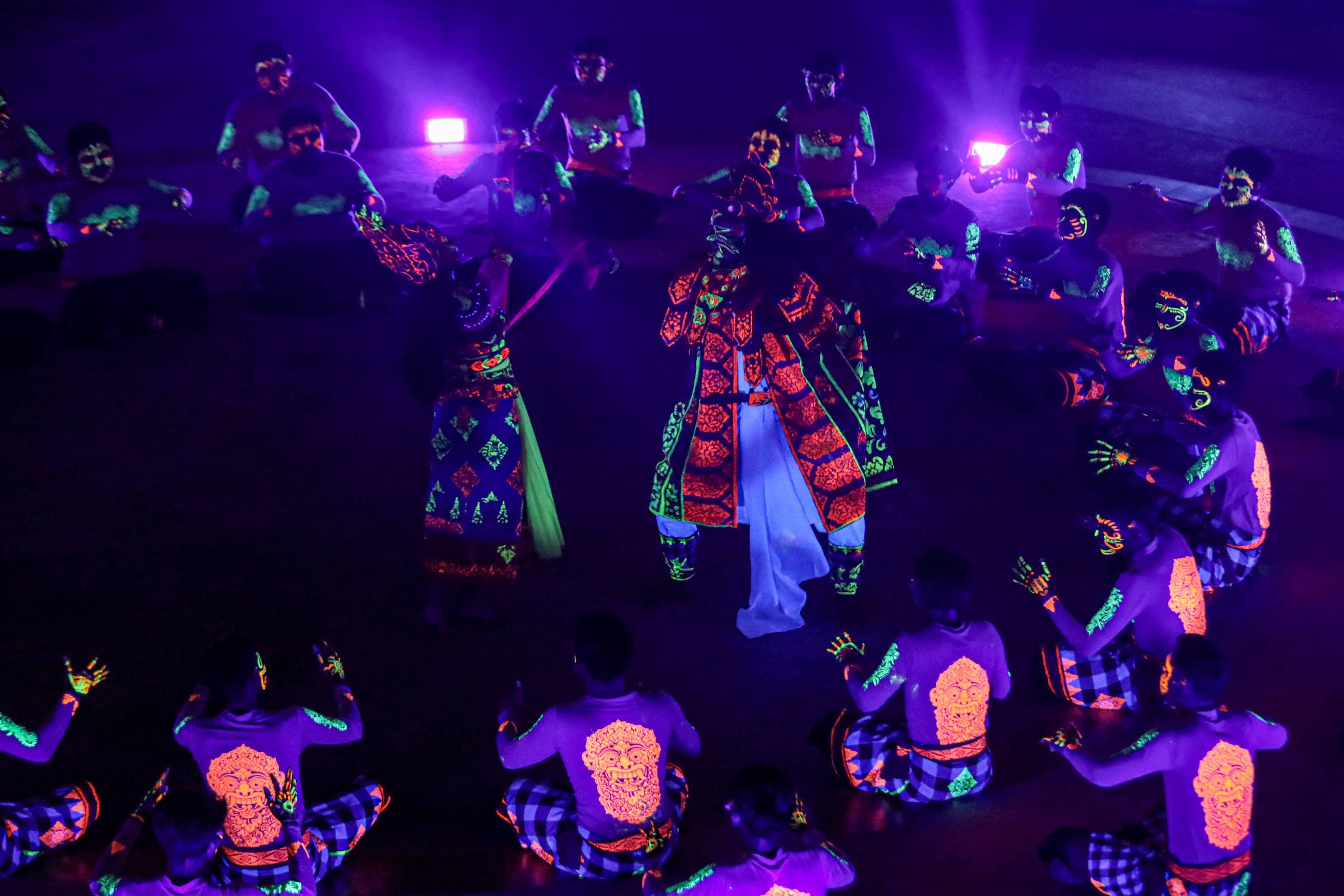 Penari membawakan Tari Kecak dalam pertunjukan The Mystical Kecak Dance: Glow in The Dark di Amfiteater Panggung Budaya, Taman Mini Indonesia Indah (TMII), Jakarta, Sabtu (26/9/2026). AKURAT.CO/Endra Prakoso
