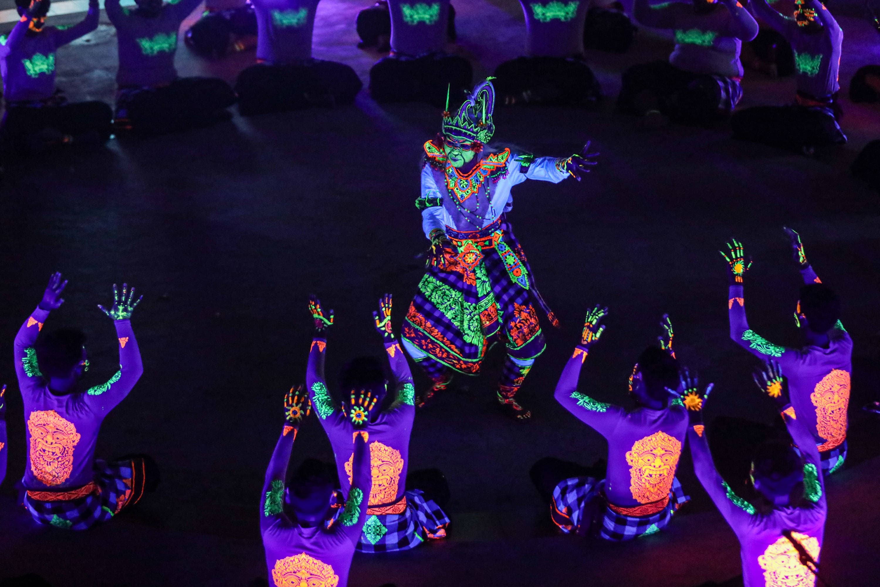 Penari membawakan Tari Kecak dalam pertunjukan The Mystical Kecak Dance: Glow in The Dark di Amfiteater Panggung Budaya, Taman Mini Indonesia Indah (TMII), Jakarta, Sabtu (26/9/2026). AKURAT.CO/Endra Prakoso