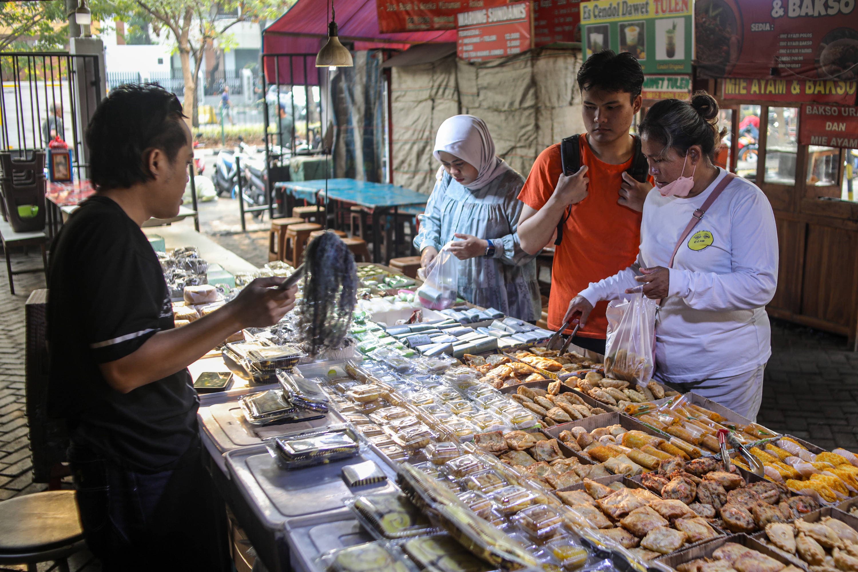 Pembeli memilih makanan di Sentra Kue Subuh, Pasar Senen, Jakarta, Senin (28/9/2026).AKURAT.CO/Endra Prakoso