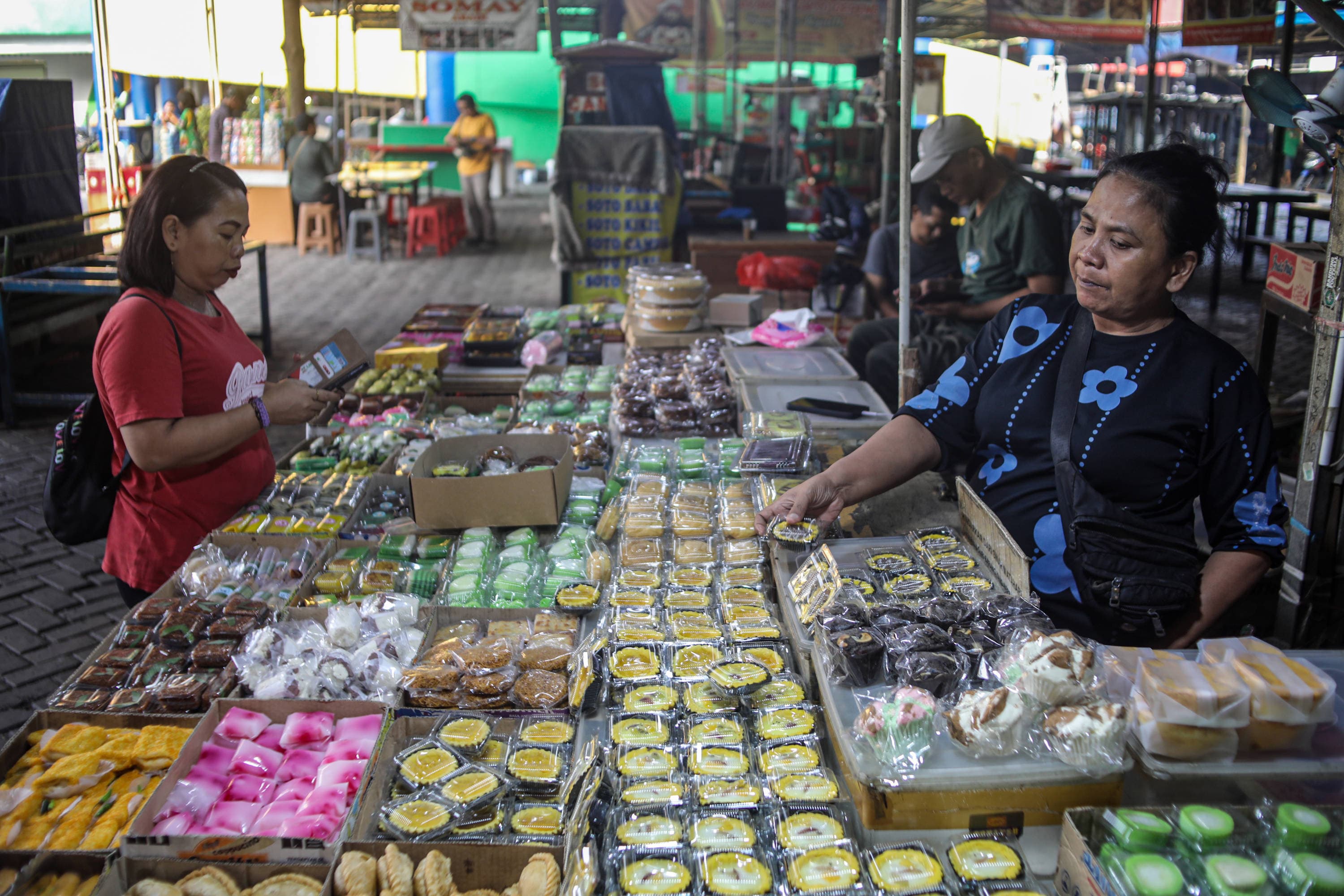 Pembeli memilih makanan di Sentra Kue Subuh, Pasar Senen, Jakarta, Senin (28/9/2026).AKURAT.CO/Endra Prakoso