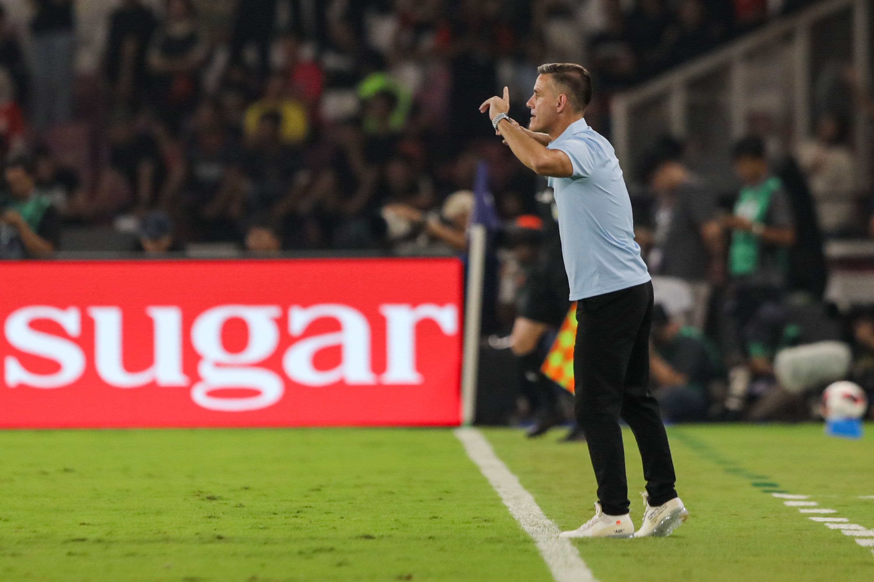 Pelatih sepak bola Timnas Indonesia John Herdman memberikan instruksi saat melawan Timnas Malaysia dalam pertandingan penyisihan Grup A Divisi 1 FIFA ASEAN Cup 2026 di Stadion Utama Gelora Bung Karno, Senayan, Jakarta, Senin (28/9/2026).  AKURAT.CO/Endra Prakoso
